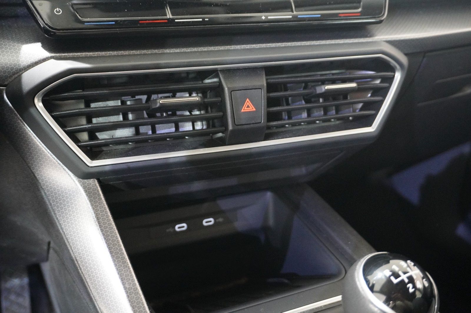 Fahrzeugabbildung SEAT Leon ST 2.0 TDI STYLE NAVI/LED/VIRT/SPORT/SH/DAB