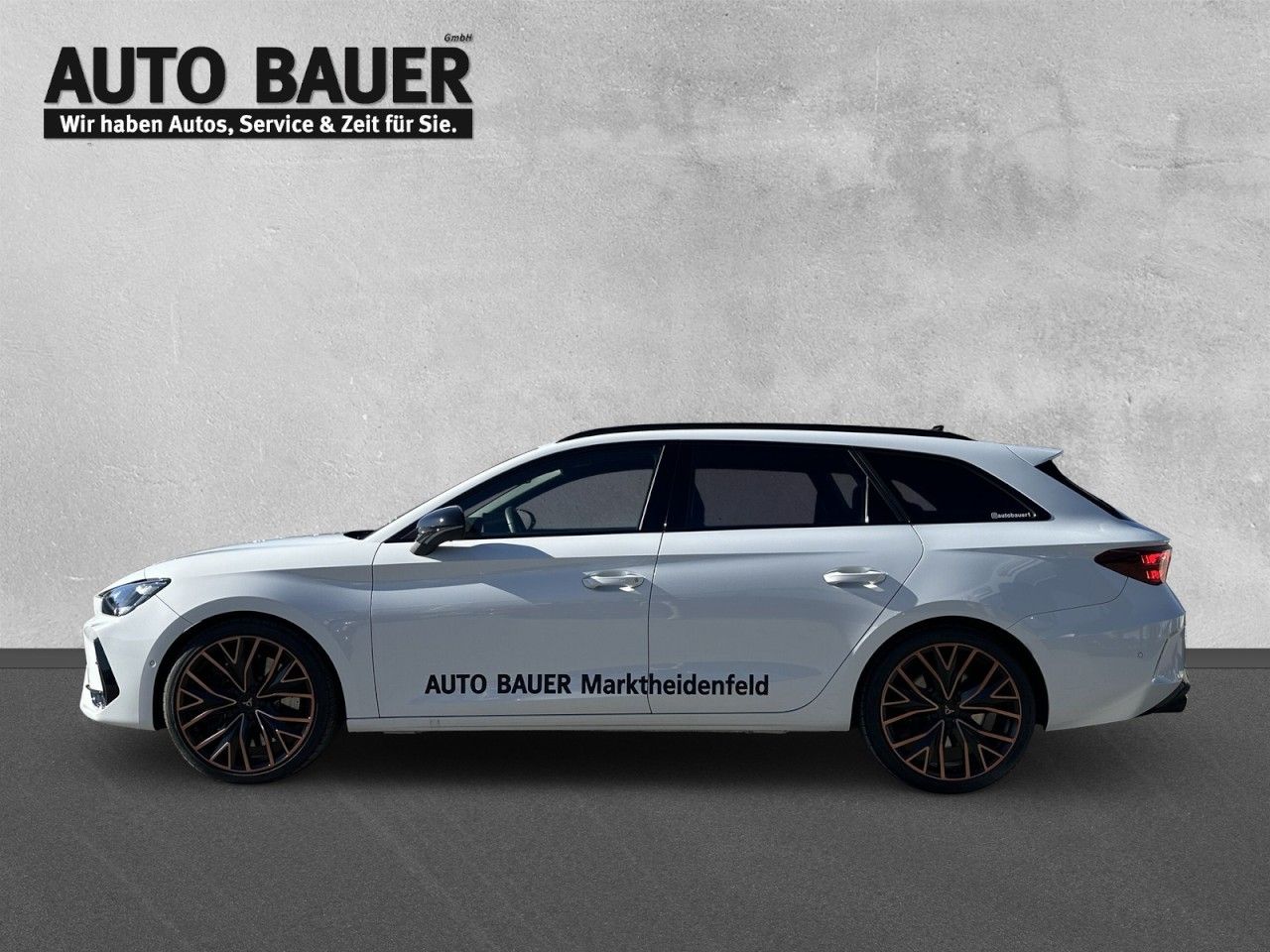 Fahrzeugabbildung CUPRA Leon Sportstourer VZ 2.0 TSI 333 PS DSG 4Drive - mit KI generiert/bearbeitet