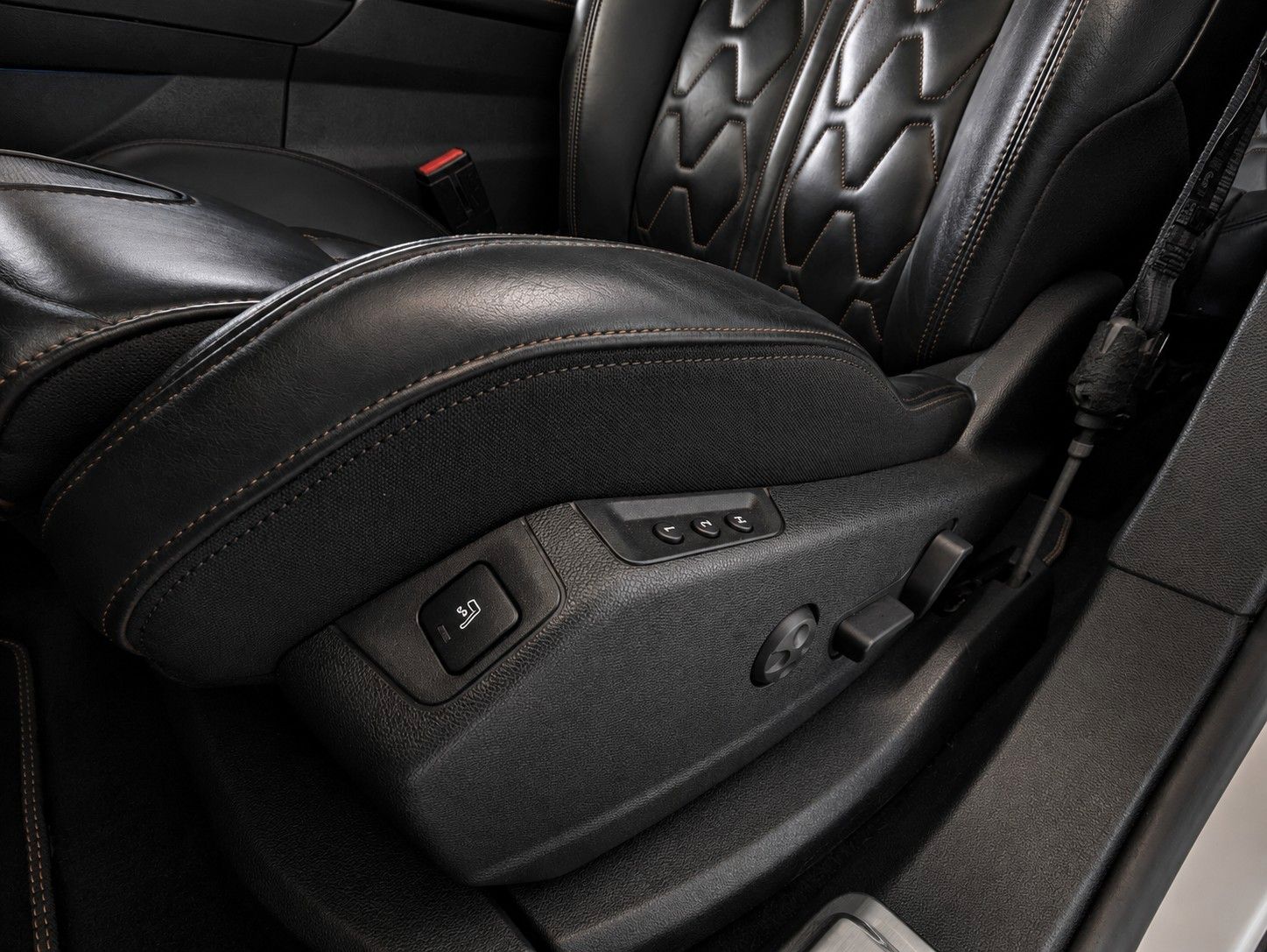 Fahrzeugabbildung Peugeot 5008 GT-LINE LEDER NAVI PANORAMA LED AHK 7-SITZE