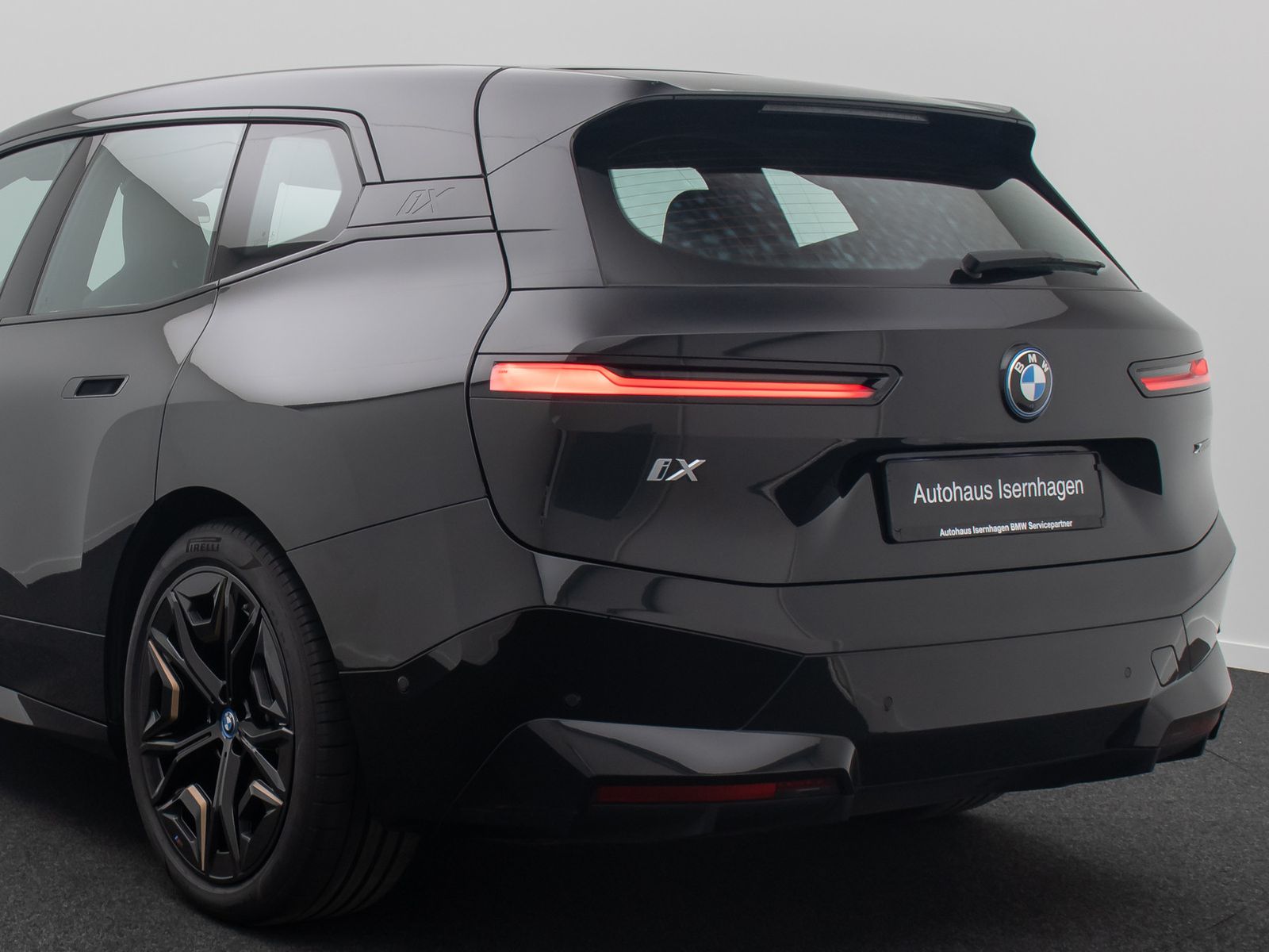 Fahrzeugabbildung BMW iX xD50 Sport Panoram 360&deg;DAB H/K AHK SoftCL 22"