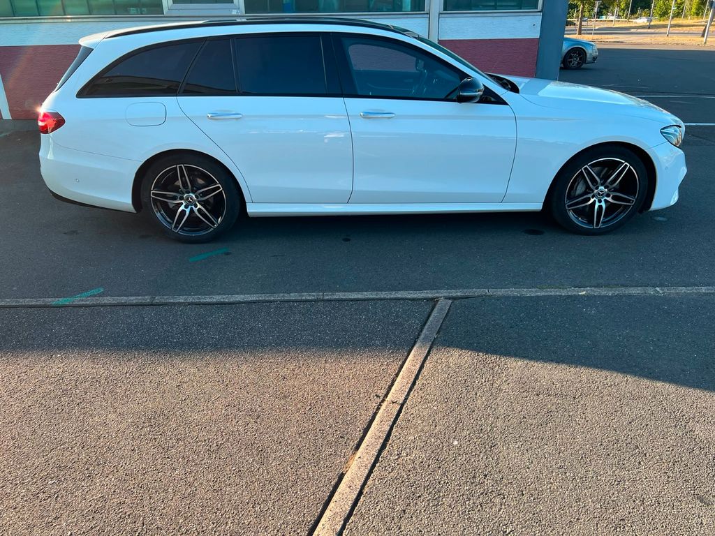 Image of Mercedes-Benz E 220