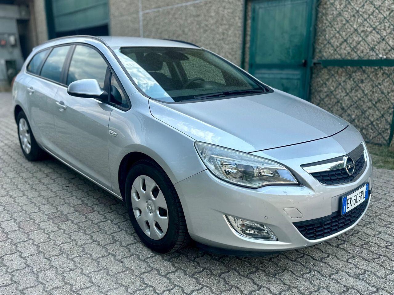 Opel Astra 2011 — interior