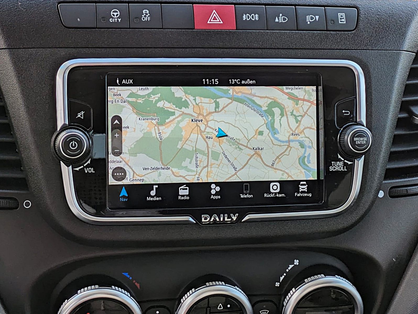 Fahrzeugabbildung Iveco Daily DOKA KASTEN 6 SITZE KLIMA NAVI STANDH. CAM