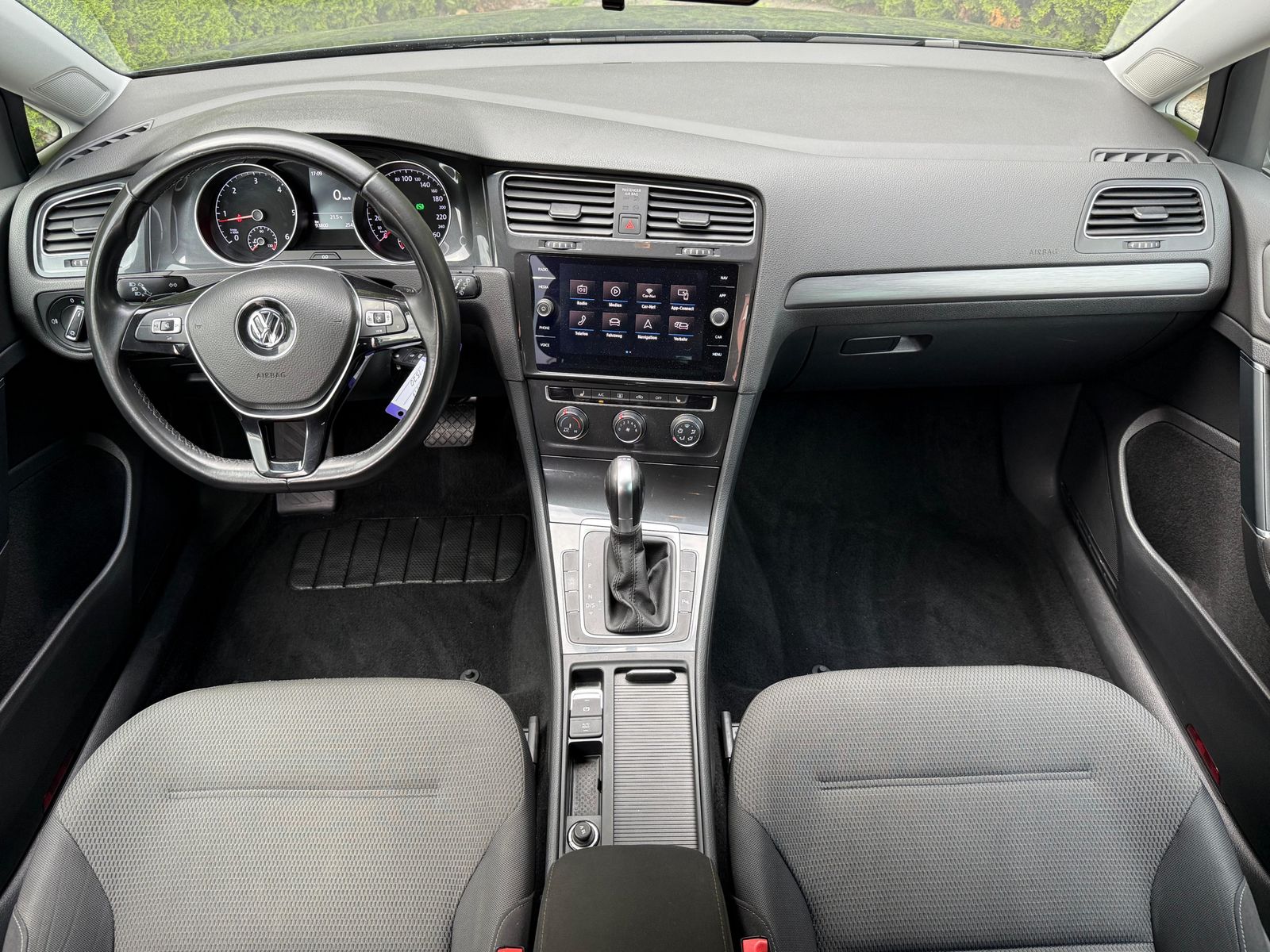 Fahrzeugabbildung Volkswagen Golf 1.6 TDI DSG Lim Comfortline NAV+SHZ+PDC+MFL