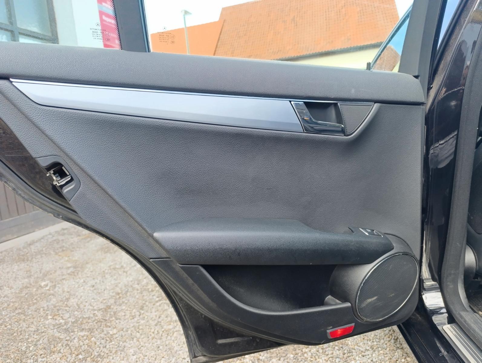 Mercedes-Benz C220 2011 — photo 12