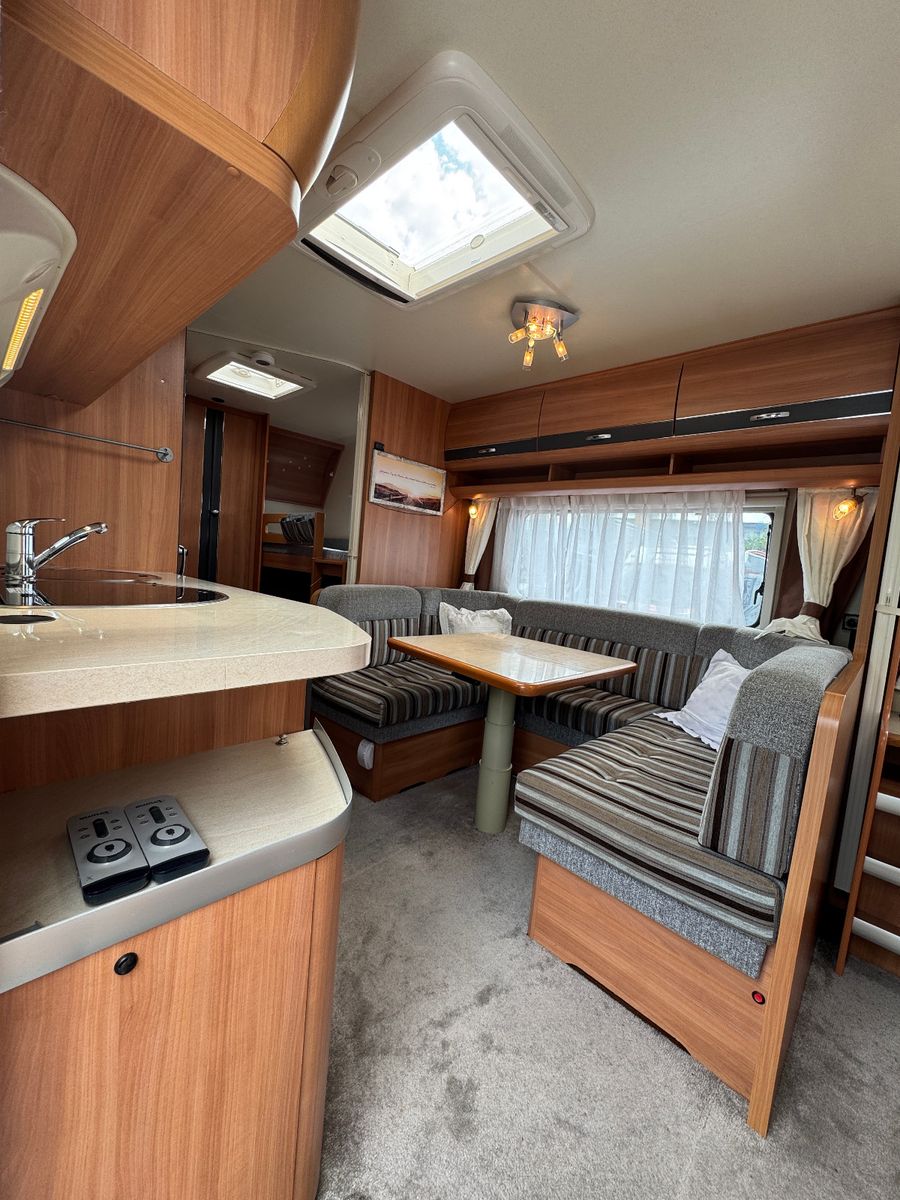 Fahrzeugabbildung Hobby 545 KMF DE LUXE SAT TV MOVER RUNDSITZGRUPPE