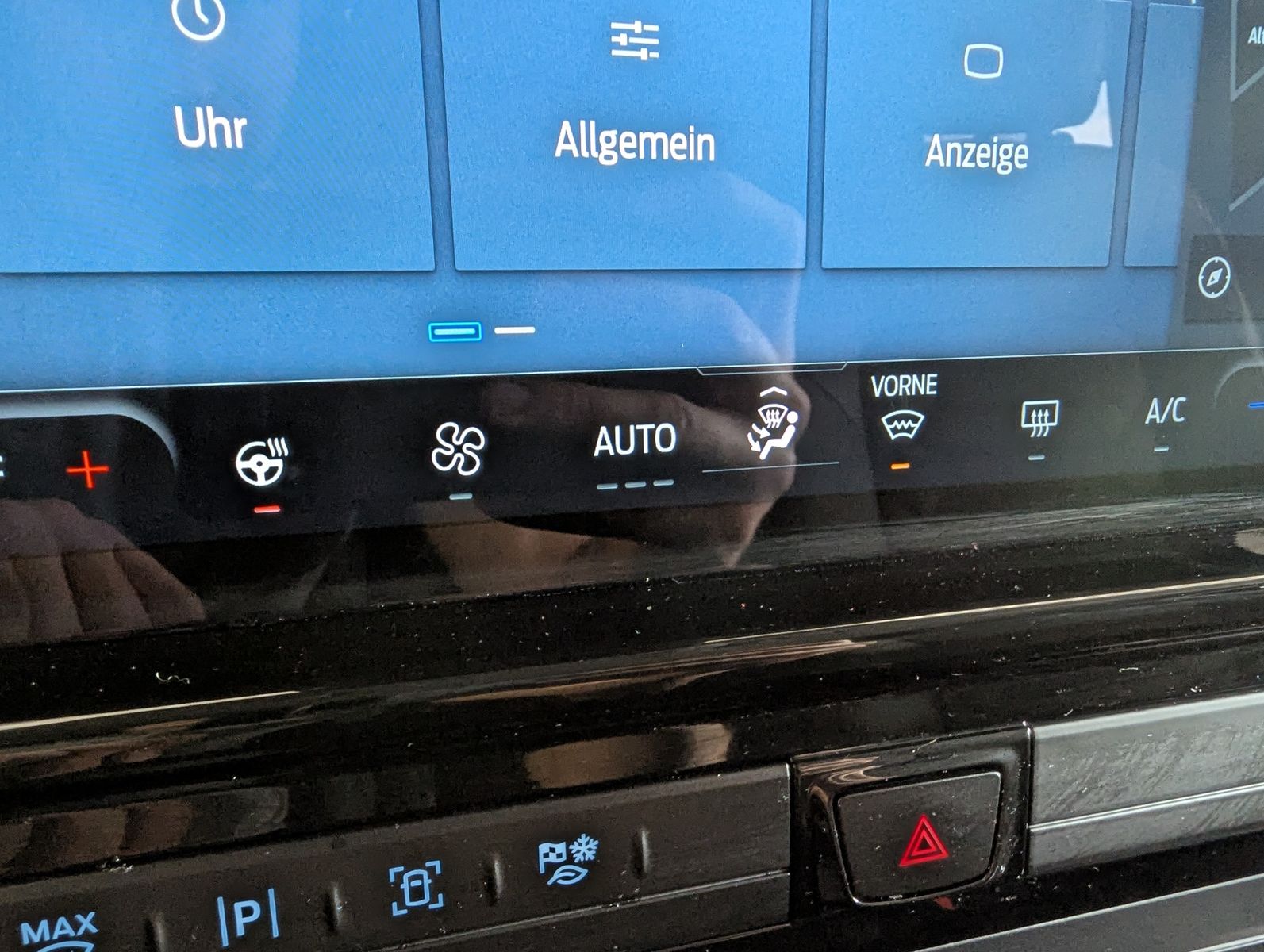 Fahrzeugabbildung Ford Tourneo Custom 320 Titaniu-X Leder Pano StHz AHK