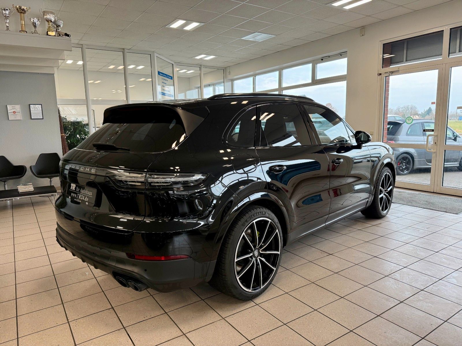 Fahrzeugabbildung Porsche Cayenne E-Hybrid Luftfederung, Panorama, HeadUP