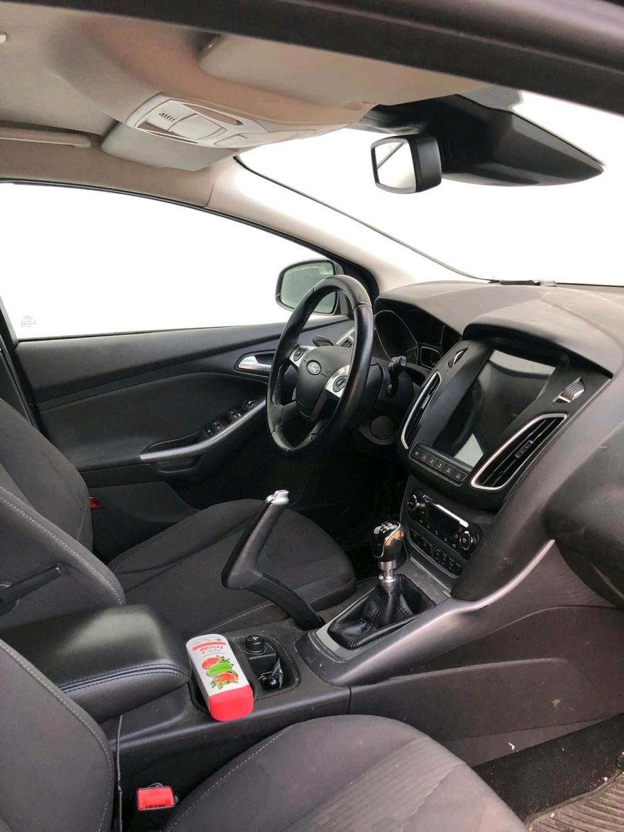 Ford Focus 2012 — interior