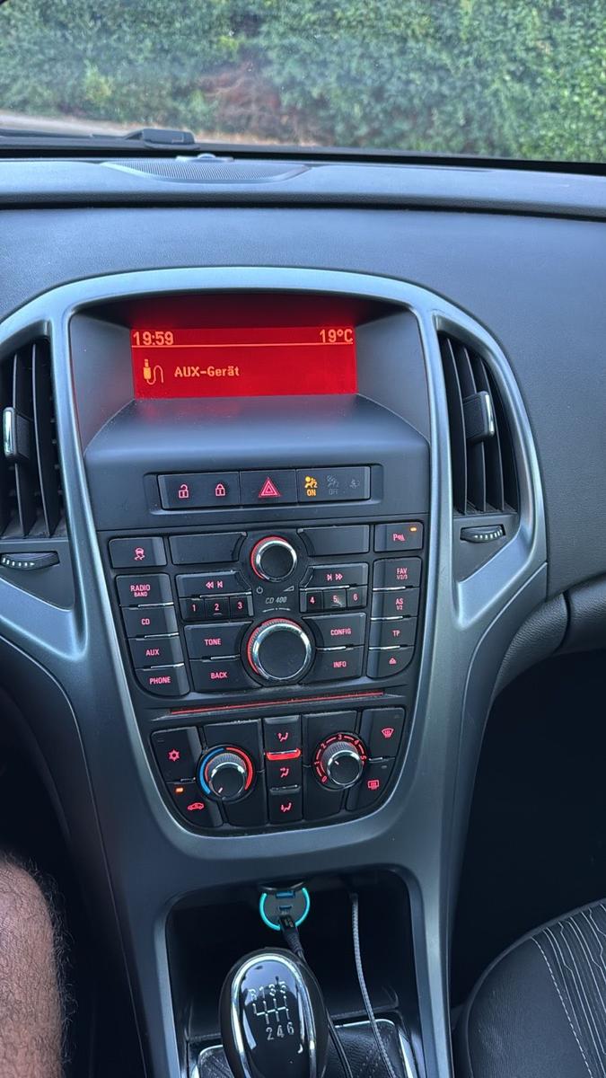 Opel Astra 2014 — салон