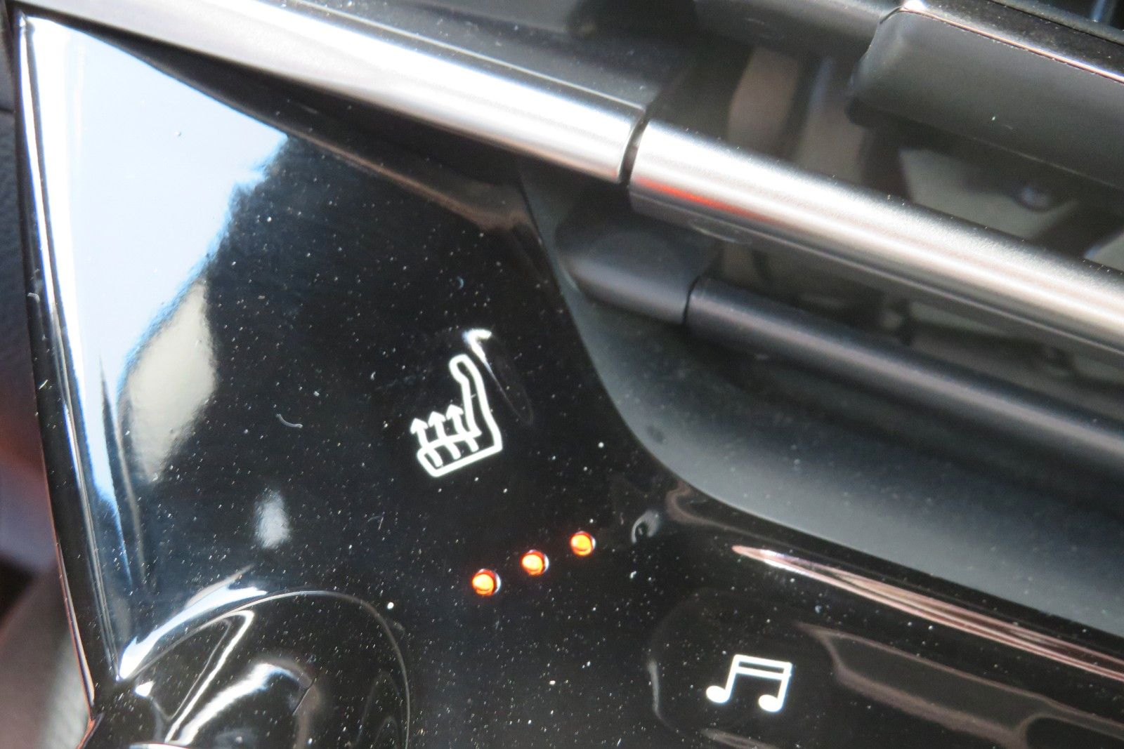 Fahrzeugabbildung Peugeot 2008 e- Allure Pack NAVI KAMERA ACC PDC SITZH 1H