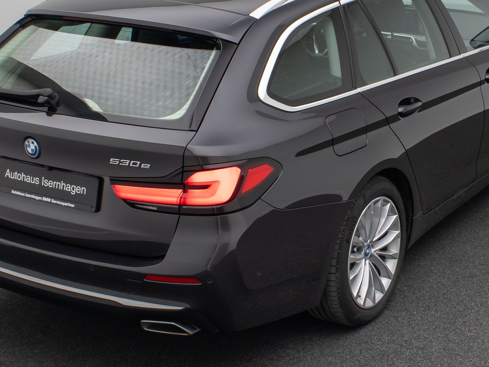 Fahrzeugabbildung BMW 530e xD LuxuryLine Panorama Laser Kamera HUD H/K