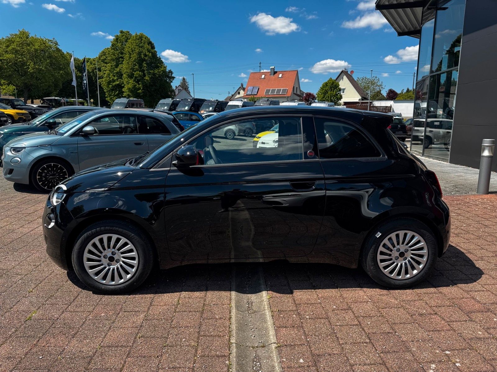 Fahrzeugabbildung Fiat 500e Hatchback MY25-RED 42kWh Kamera Sitzheizung
