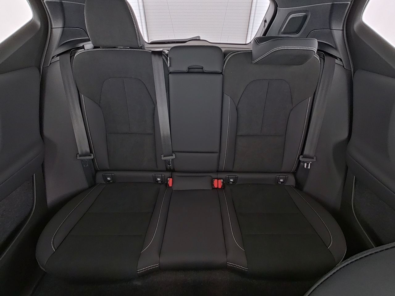 Fahrzeugabbildung Volvo XC40 Plus Black Edition 2WD