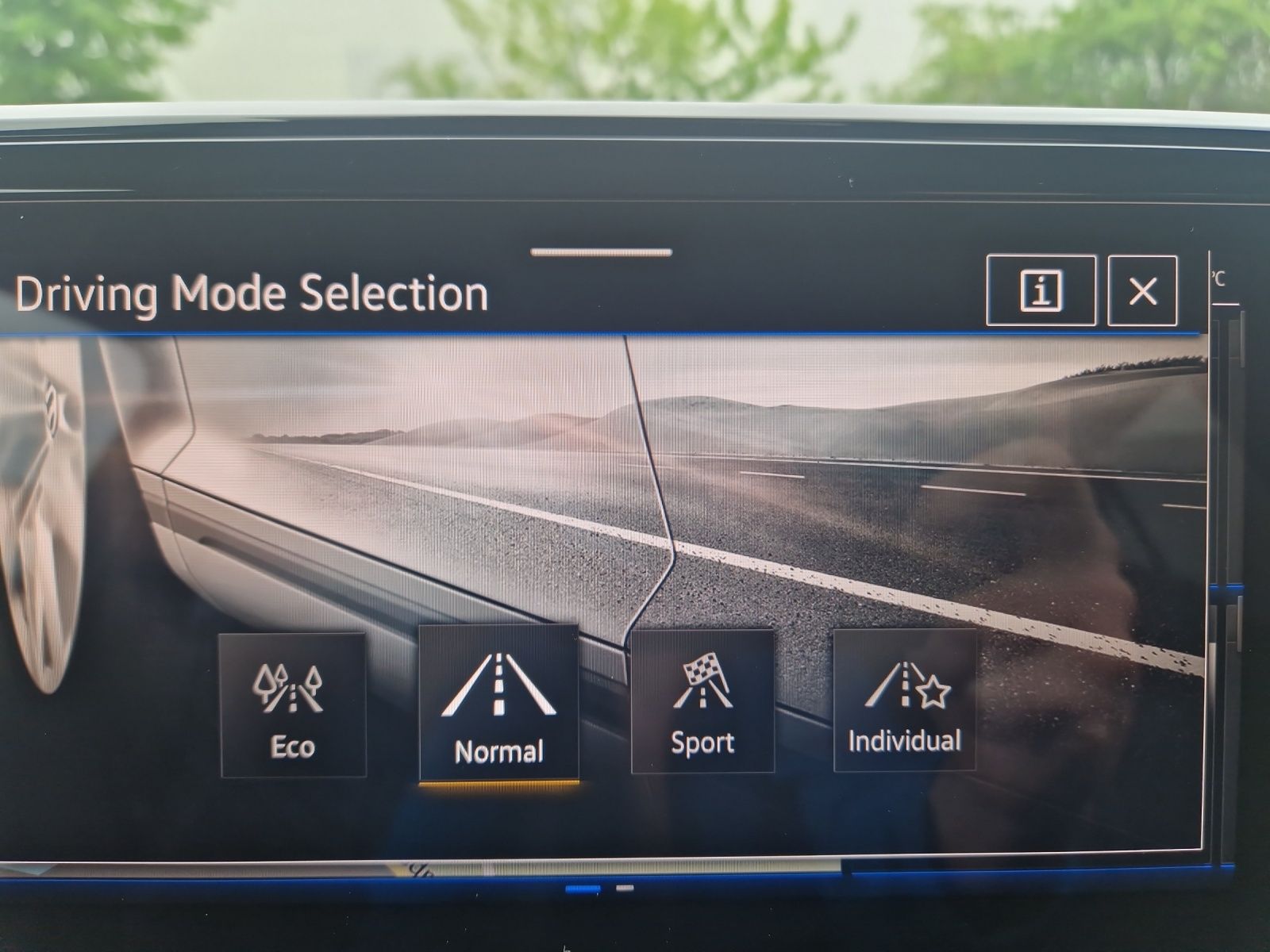 Fahrzeugabbildung Volkswagen T-Roc TSI R-Line DSG IQ.Light ACC SHZ RearView A