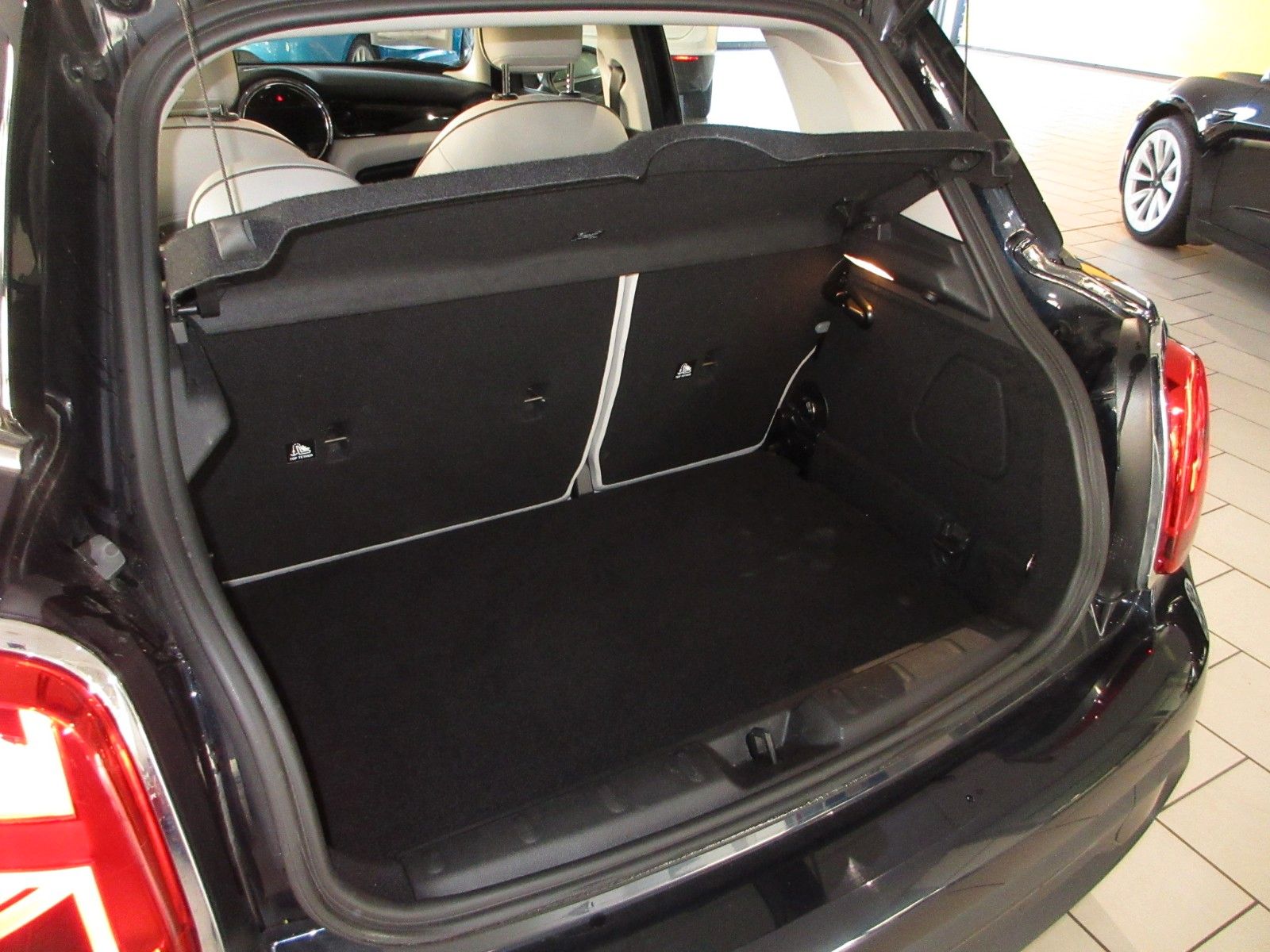 Fahrzeugabbildung MINI Mini Cooper Classic Trim LED/NAVI/SHZ/PANO/LEDER