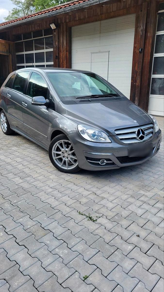 Mercedes-Benz B 180
