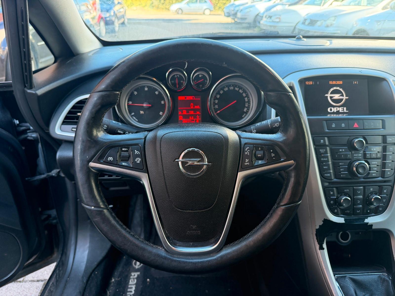 Opel Astra 2013 — photo 17