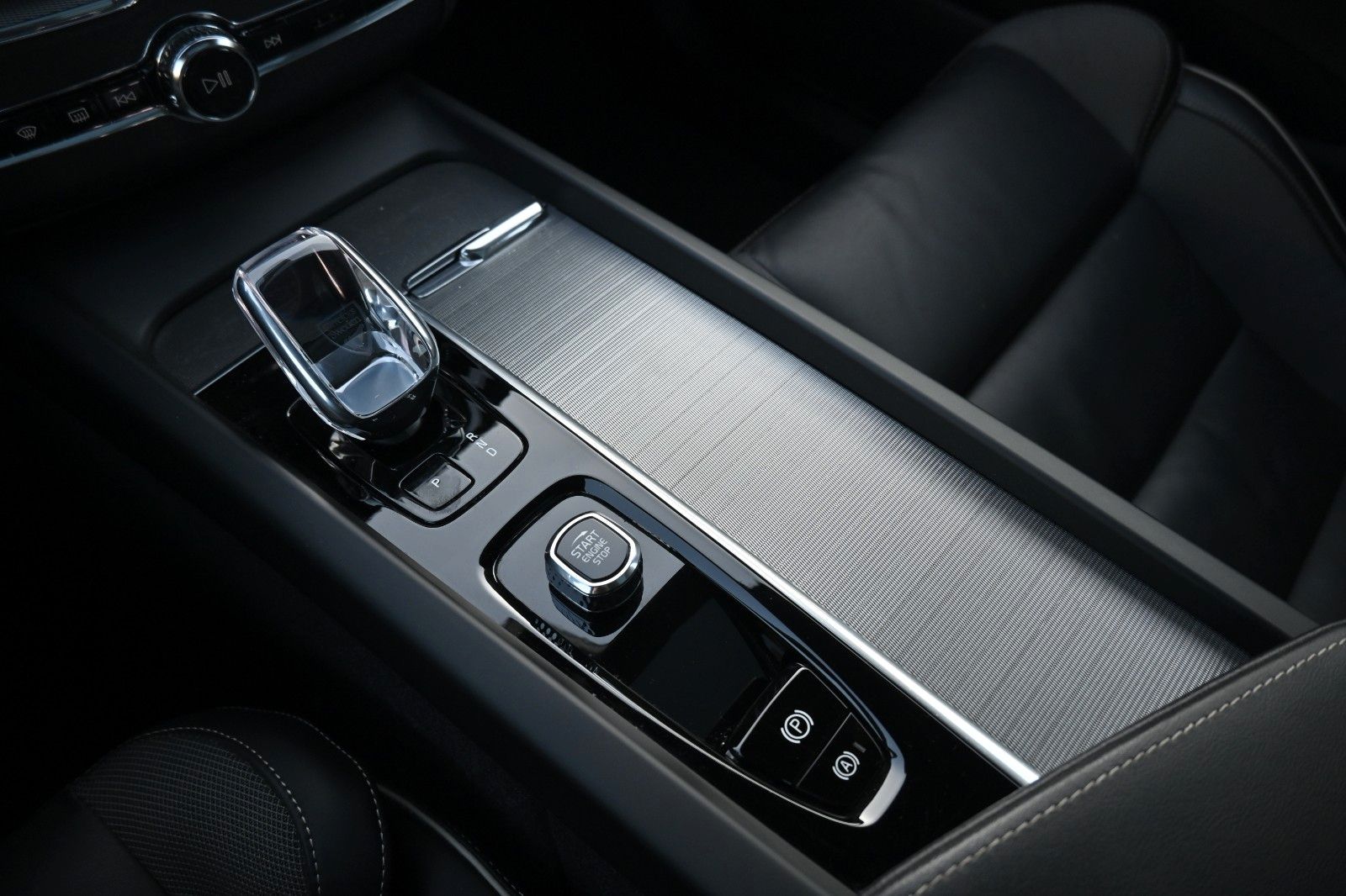 Fahrzeugabbildung Volvo XC60 B4 AWD Plus Dark*LED*PANO*STHZ*H&K*360°*AHK