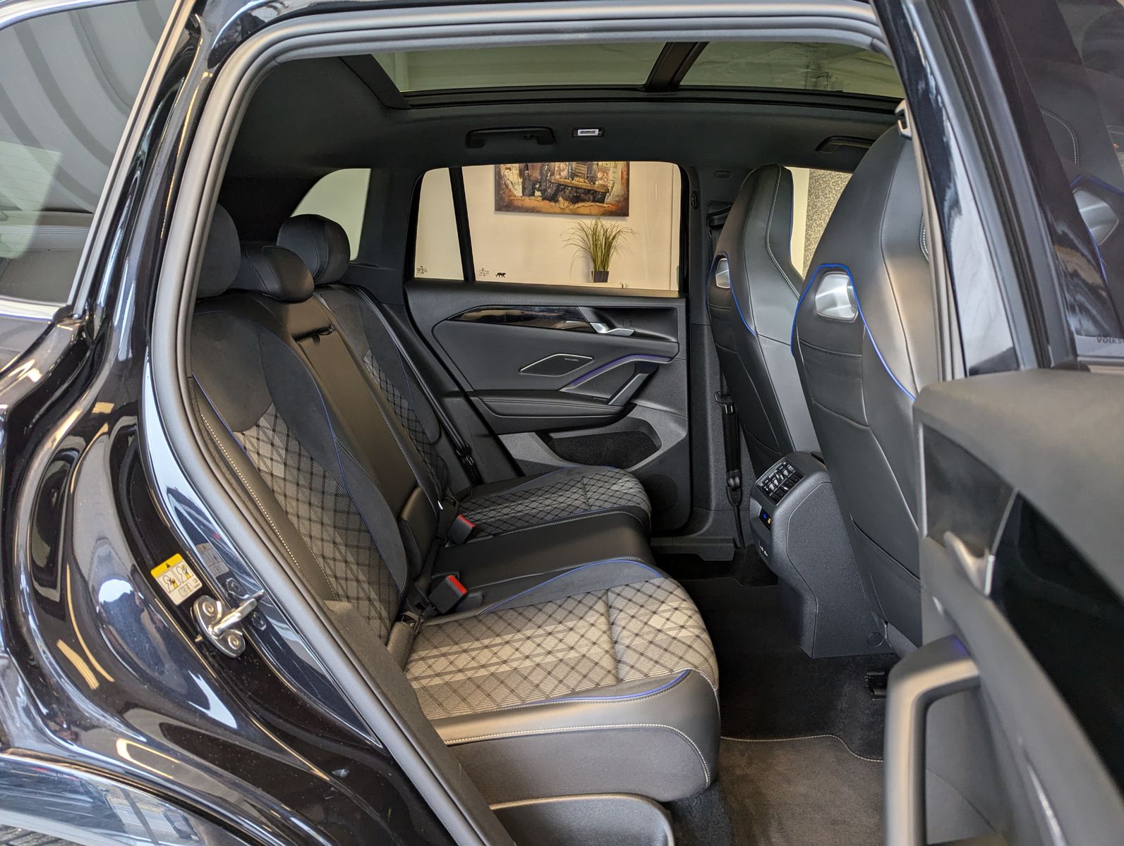 VW Tiguan 2.0TDI R-Line 4M Pano H/K AHK Matrix 20" - Image 16