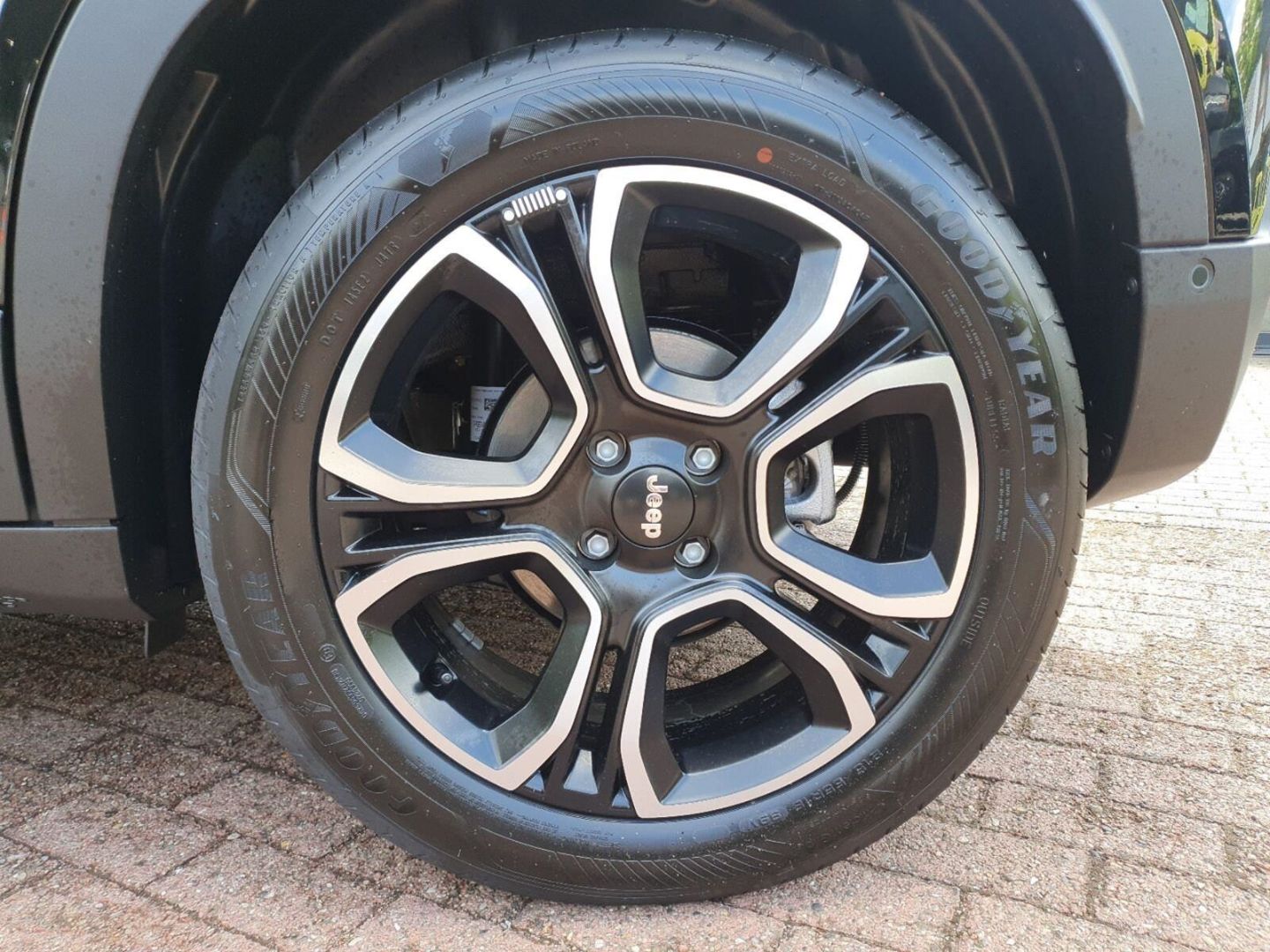 Fahrzeugabbildung Jeep Avenger Summit Pano Leder Infotainment Paket