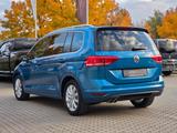 Volkswagen Touran 2.0 TDI SCR DSG Highline AHK ACC LED NAVI - mit Diesel-Antrieb: Blau, Alcantara, Abstandswarner