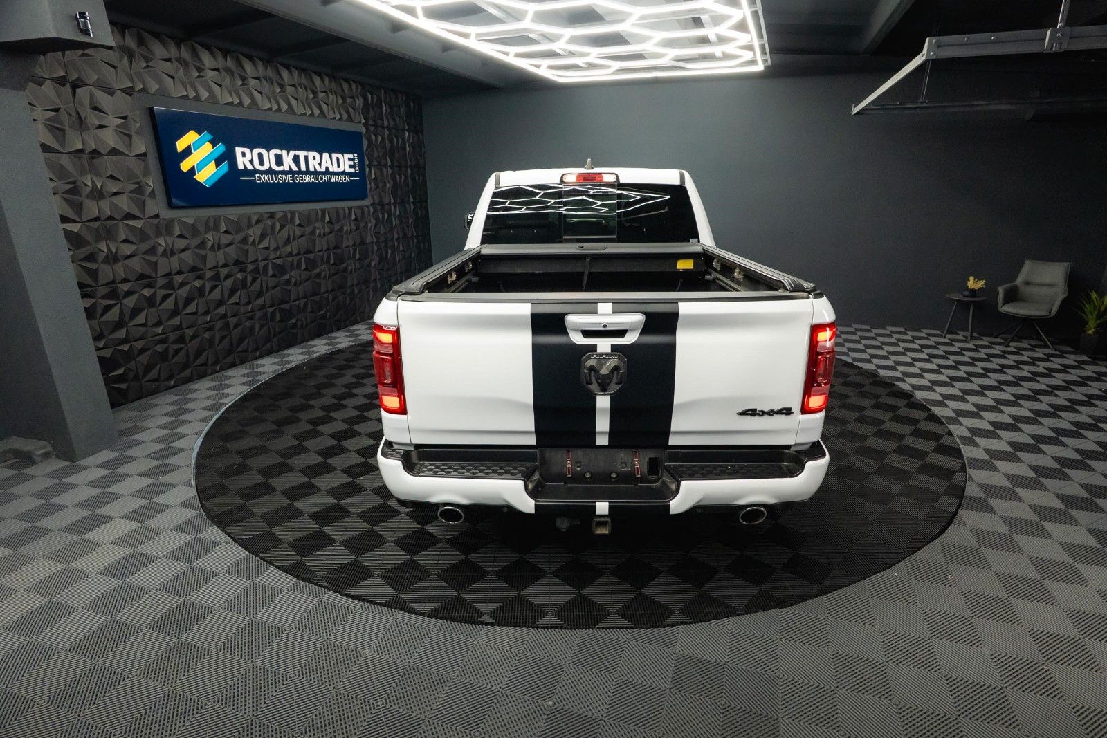 Fahrzeugabbildung Dodge RAM 5.7 V8 HEMI 4x4 OFFROAD Night-Paket LONGBED
