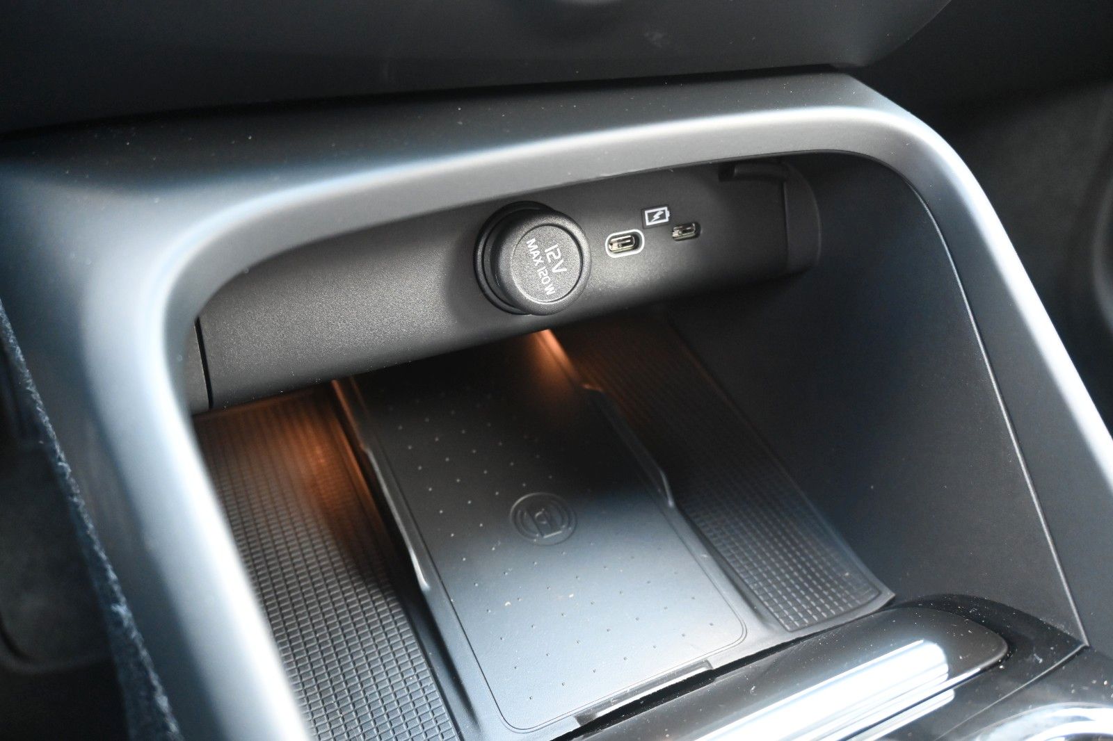 Fahrzeugabbildung Volvo XC40 B4 DKG Plus Dark*H&K*FSHZG*360°*ACC*AHK