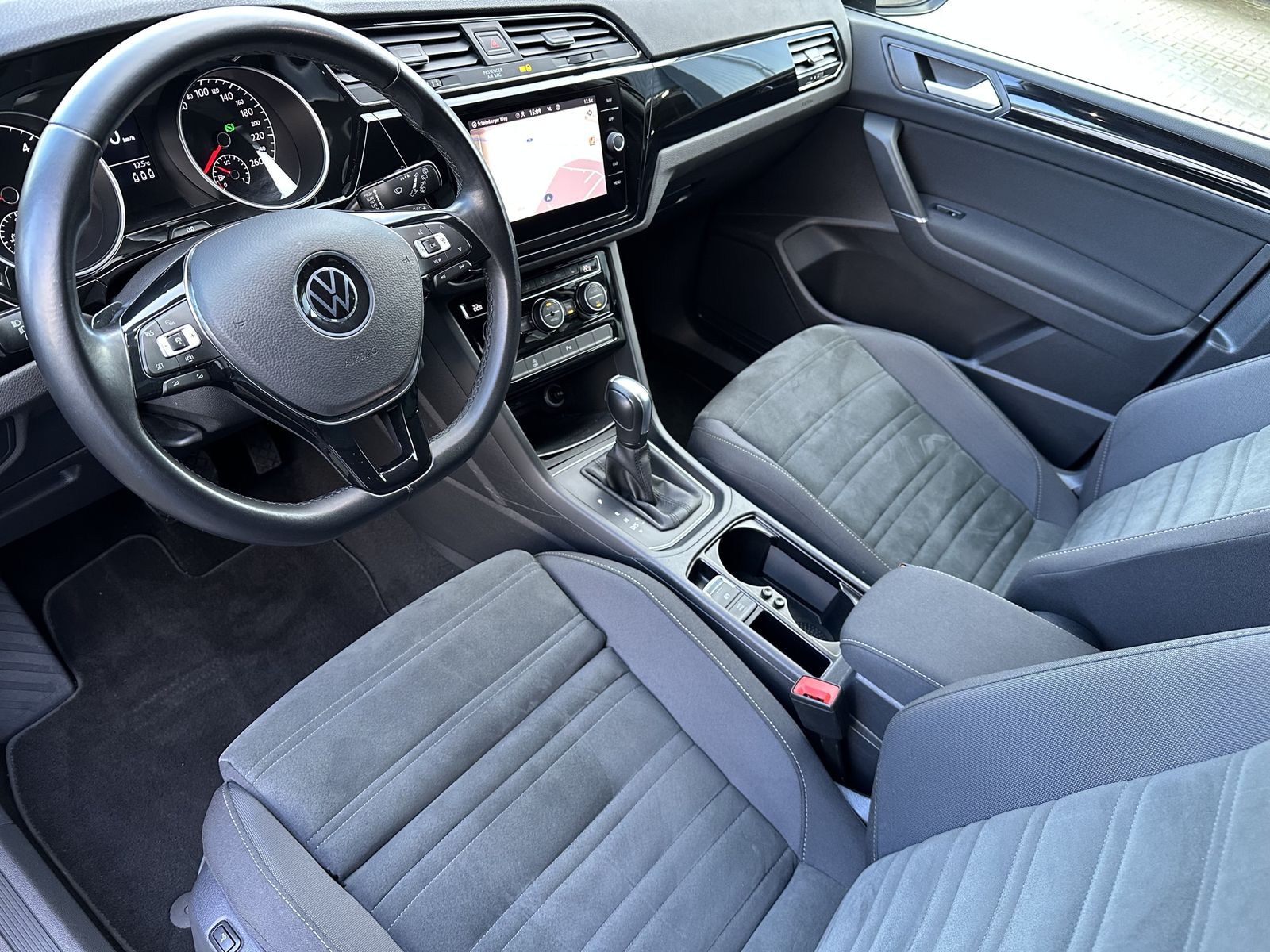 Fahrzeugabbildung Volkswagen Touran 2.0 TDI DSG Comfortline NAV+LED+AHK+KAM