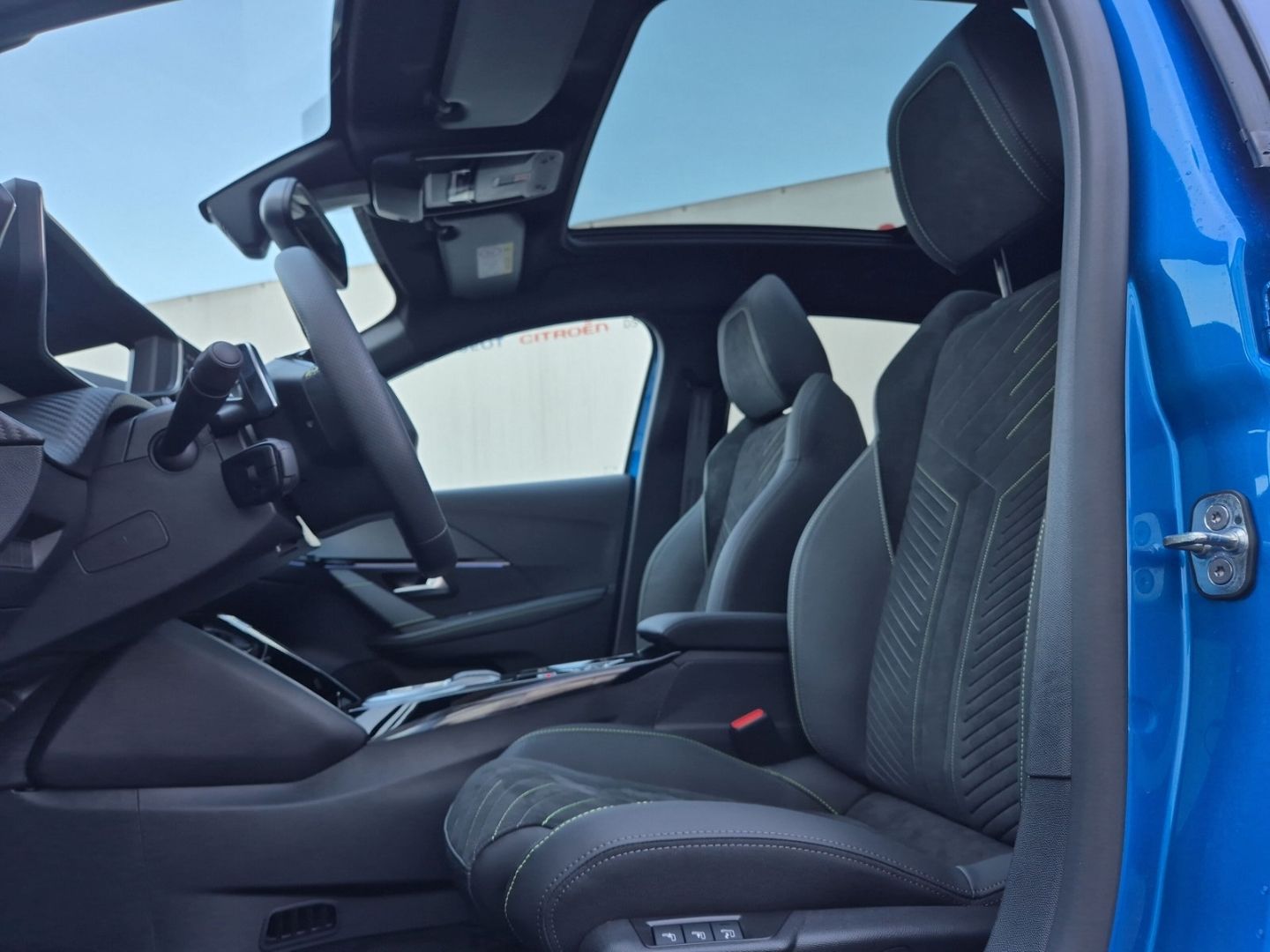 Fahrzeugabbildung Peugeot 208 Hybrid 1.2 GT 136 e-DSC6 Panorama Navi ACC