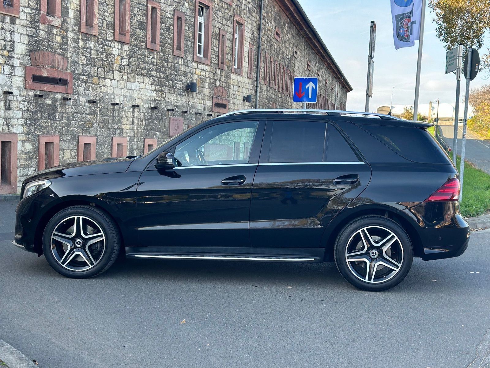 Fahrzeugabbildung Mercedes-Benz GLE 400 4MATIC AMG LINE*PANORAMA+20´LM+KAMERA*