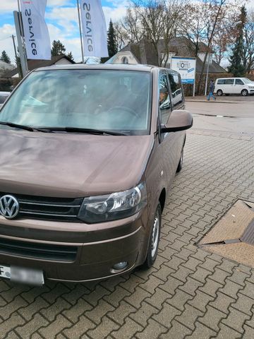 Volkswagen Biete einen VW T5 Multivan