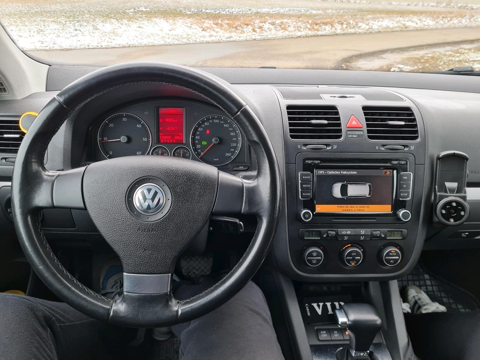 Volkswagen Golf 2009 — rear view