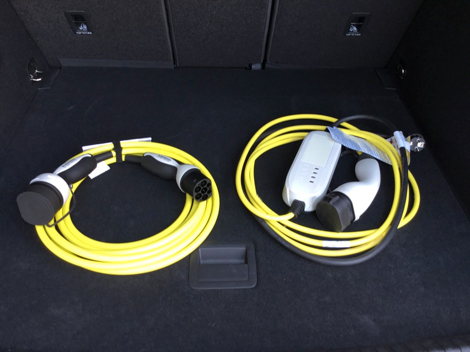 Fahrzeugabbildung CUPRA Terramar 1.5 e-HYBRID DSG+AHK+Kessy+Navi+18"
