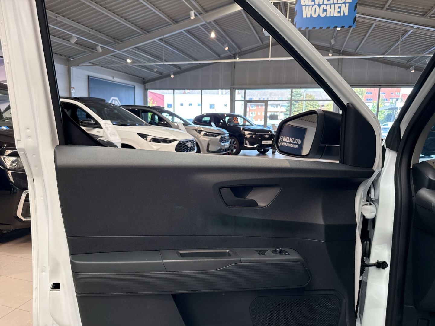 Fahrzeugabbildung Ford Transit Courier Trend AHK Apple CarPlay Android