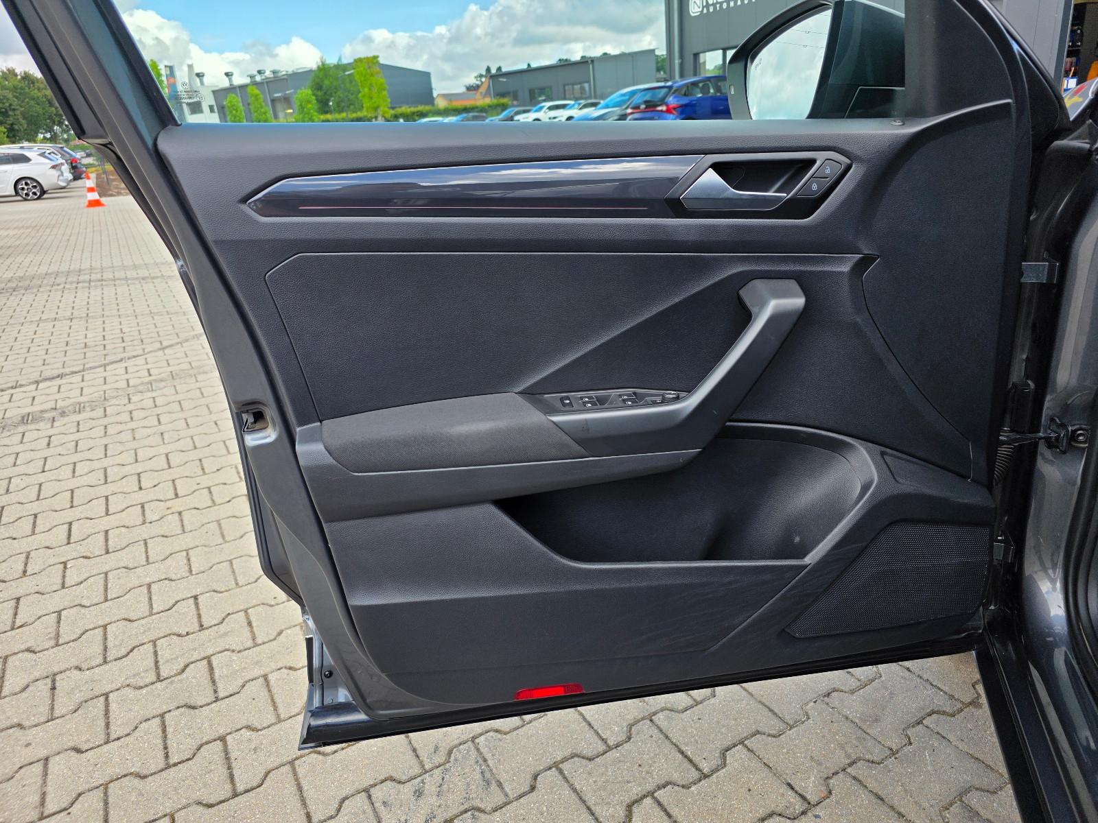 Volkswagen T-Roc Sport 4Motion*Kamera*LED*AHK*Navi*ACC*2.Hd
