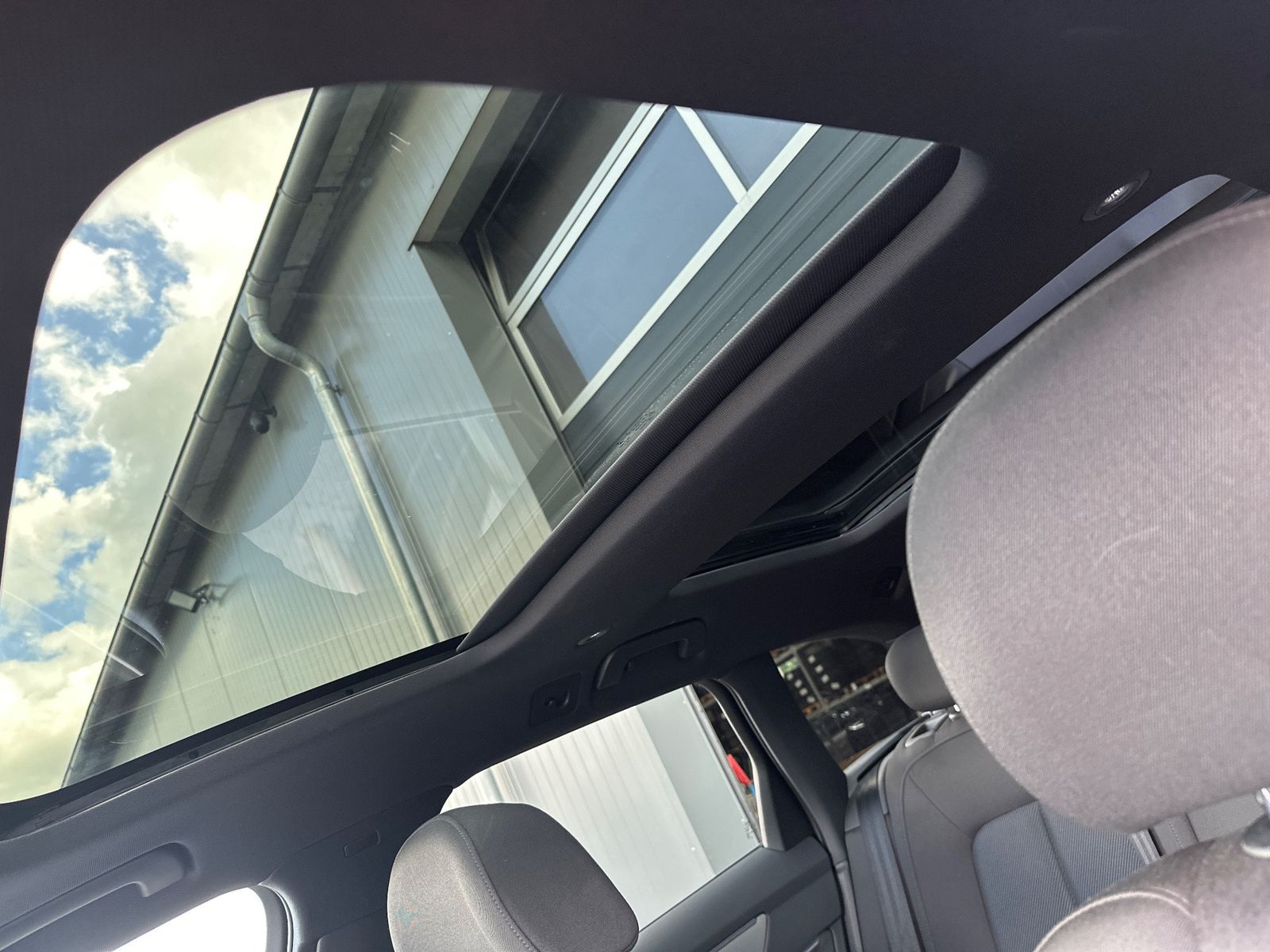 Fahrzeugabbildung Audi A6 Avant 40 TDI S-Line NAV+LED+PANO+AHK+19ZOLL