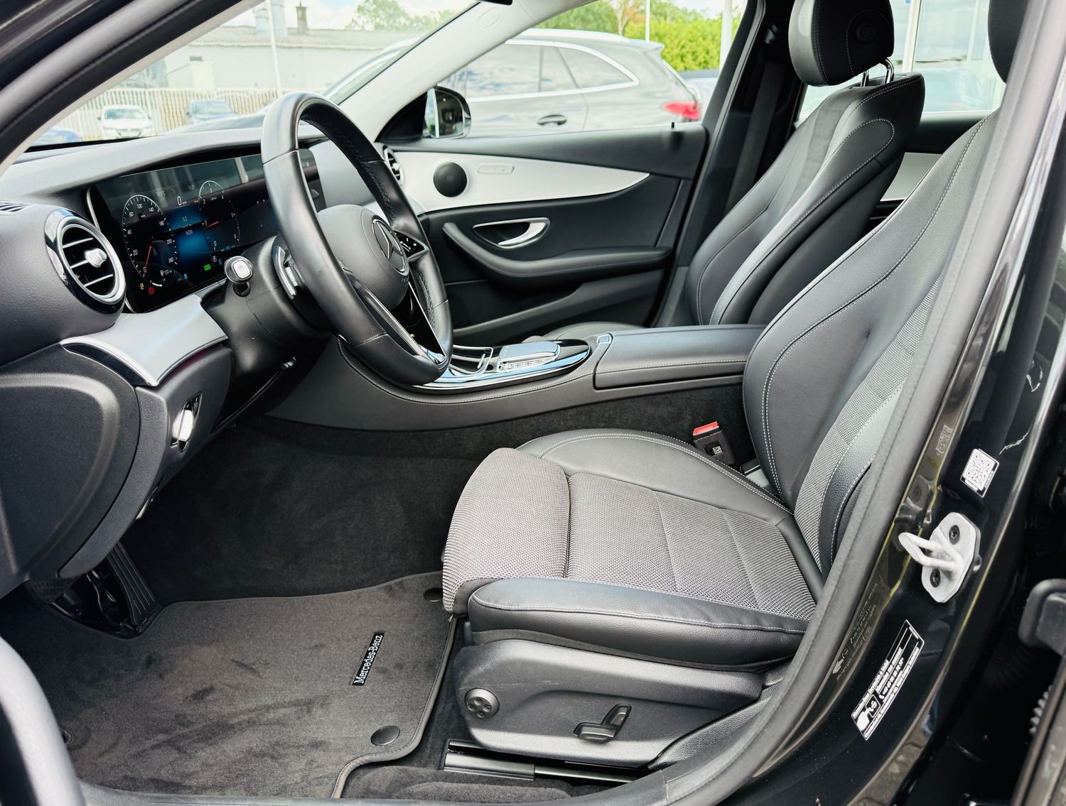 Fahrzeugabbildung Mercedes-Benz E 220 T d AVANTGARDE, Standheizung, MBUX Premium