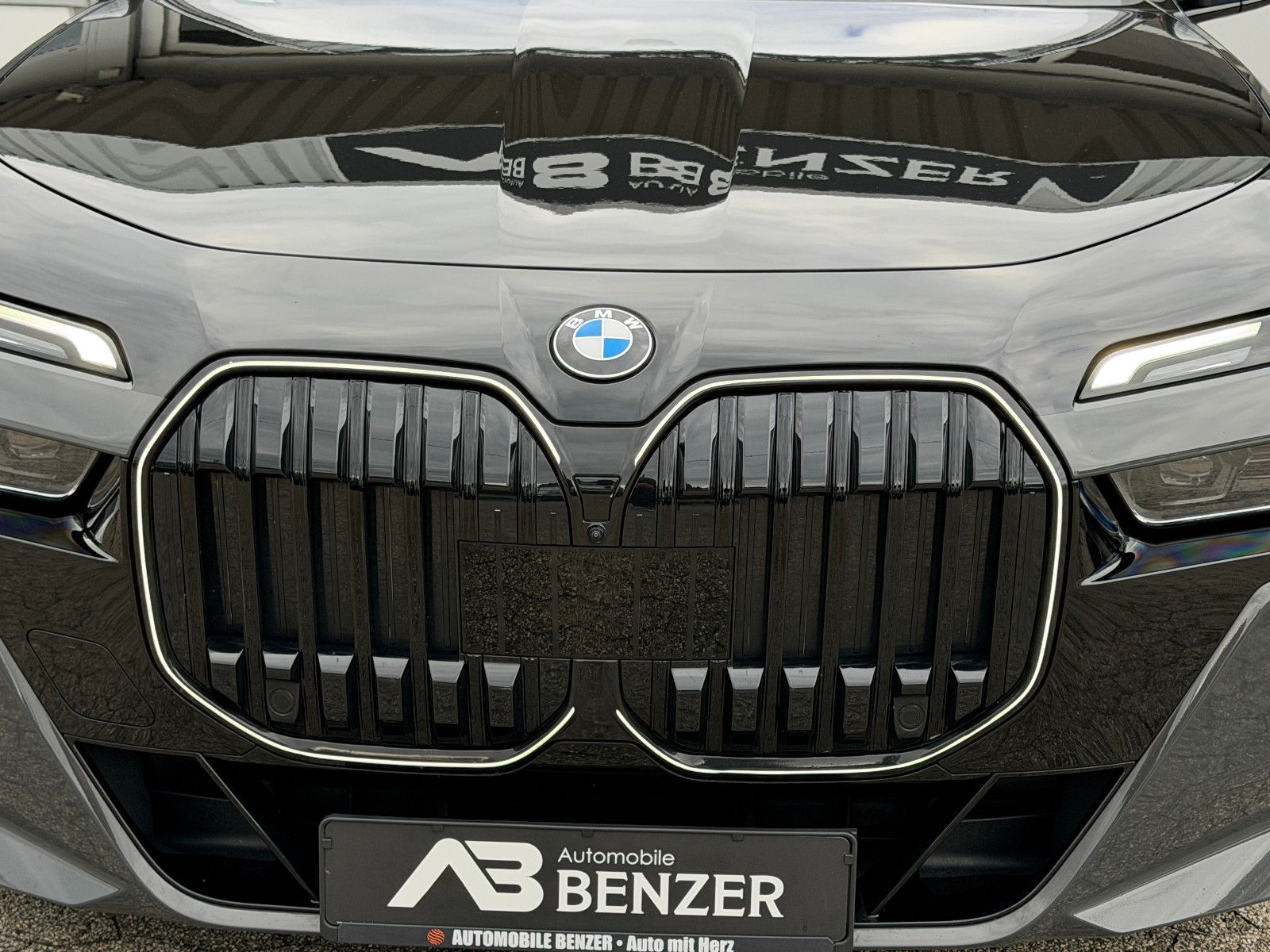 Fahrzeugabbildung BMW 740 d xDrive M Sport/CINEMA-TV/SKY LOUNGE/ICONIC