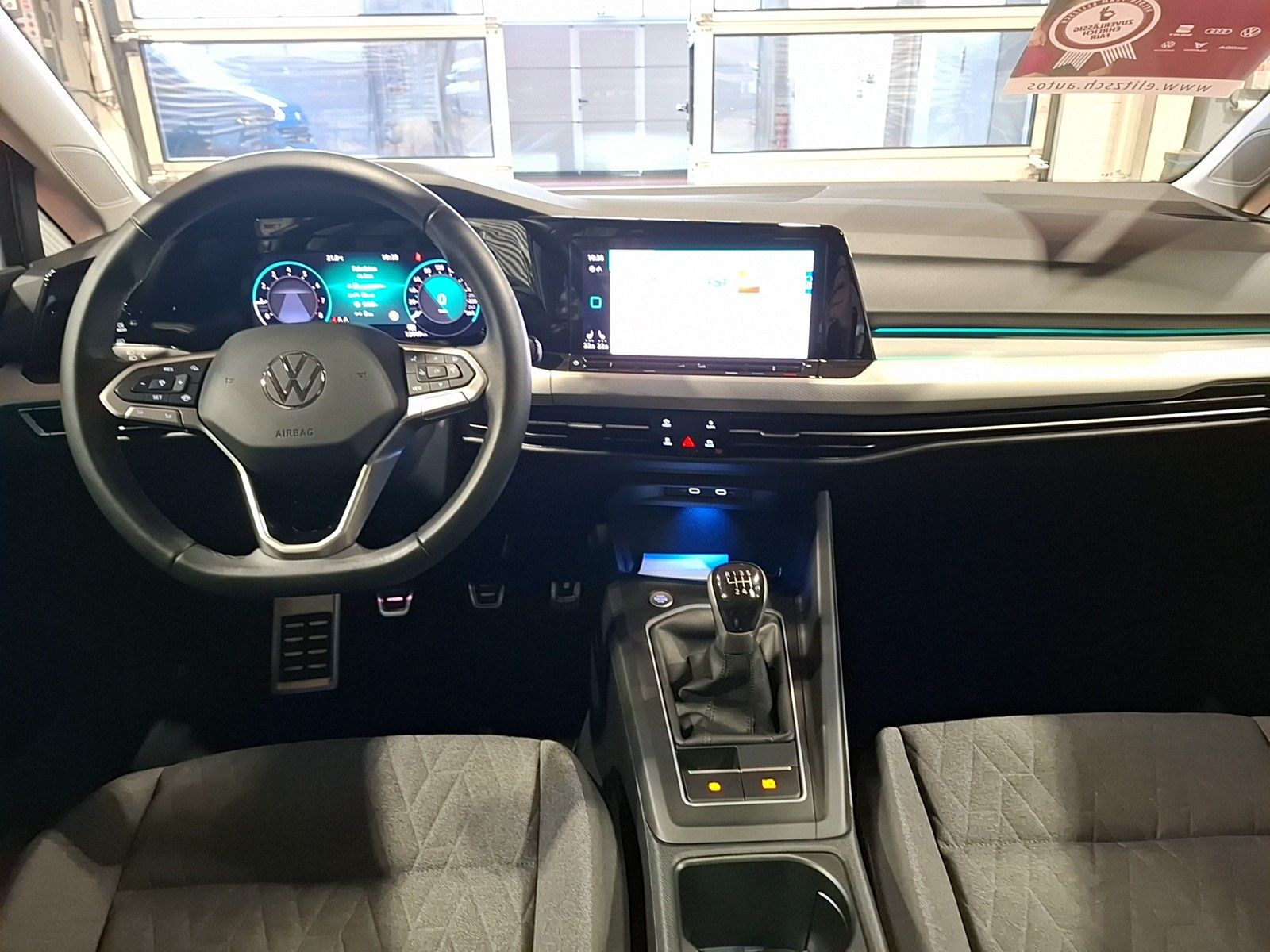 Fahrzeugabbildung Volkswagen Golf VIII TSI Move Matrix Navi AID Pano PDC SH L