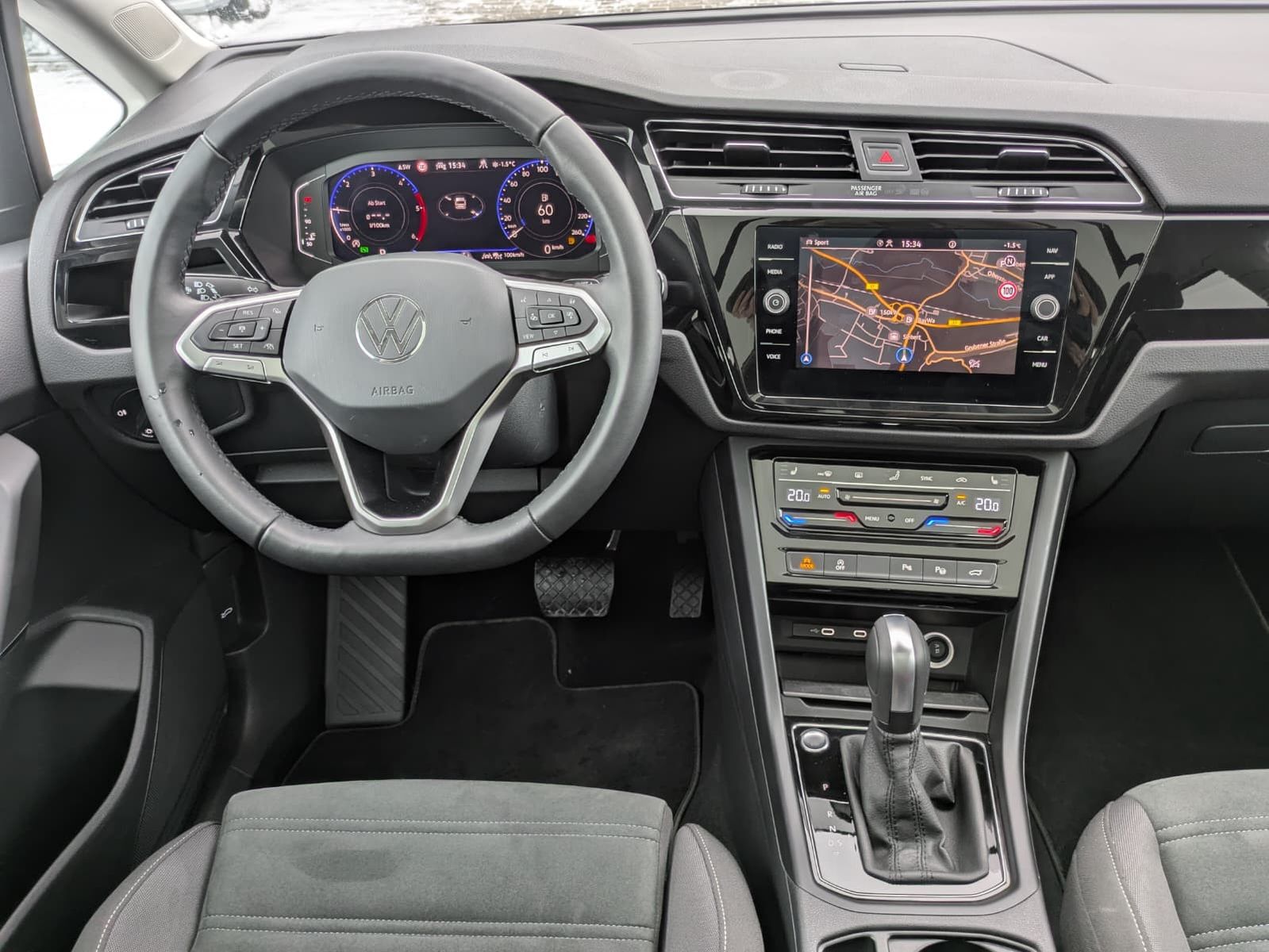 Fahrzeugabbildung Volkswagen Touran 2.0 DSG R-Line High BLACK Pano 7Si IQ AHK