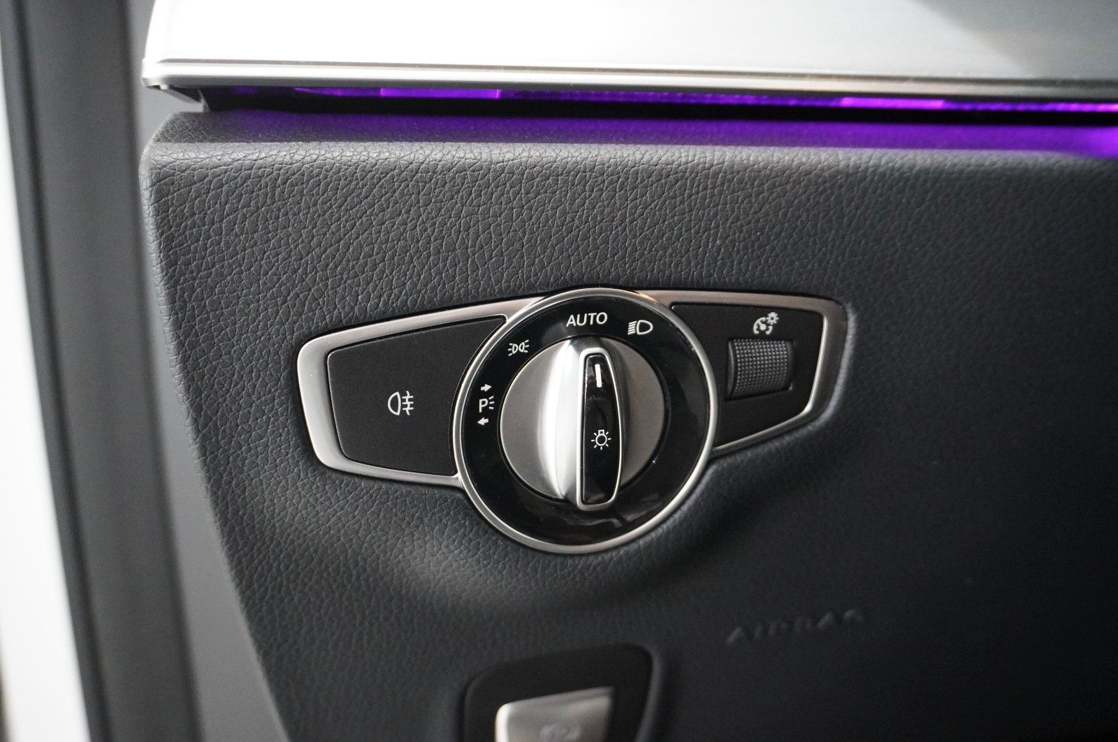Fahrzeugabbildung Mercedes-Benz E 300E LIM. AVANTGARDE NAVI/LED/KAMERA/PANO./AHK