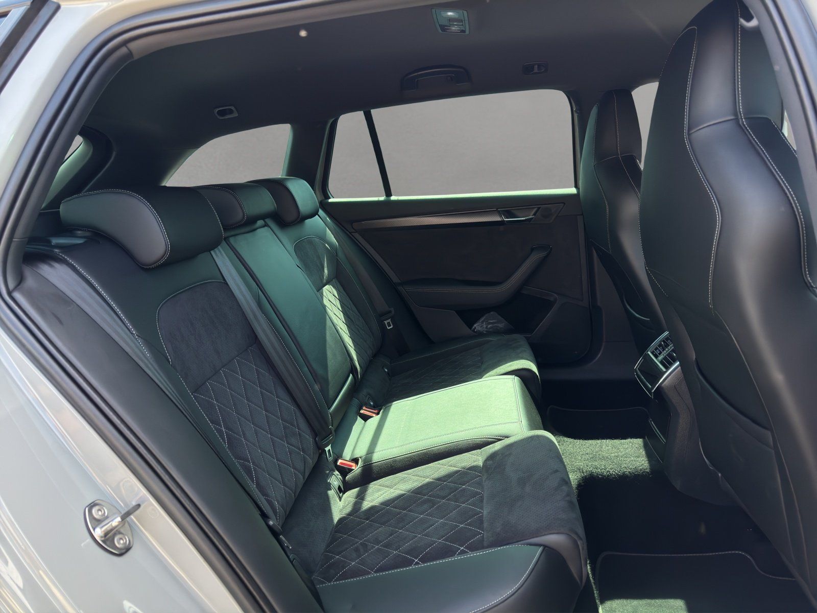 Fahrzeugabbildung SKODA Superb Combi 2.0 TSI Sportline 4x4/AHK/360°/ACC/