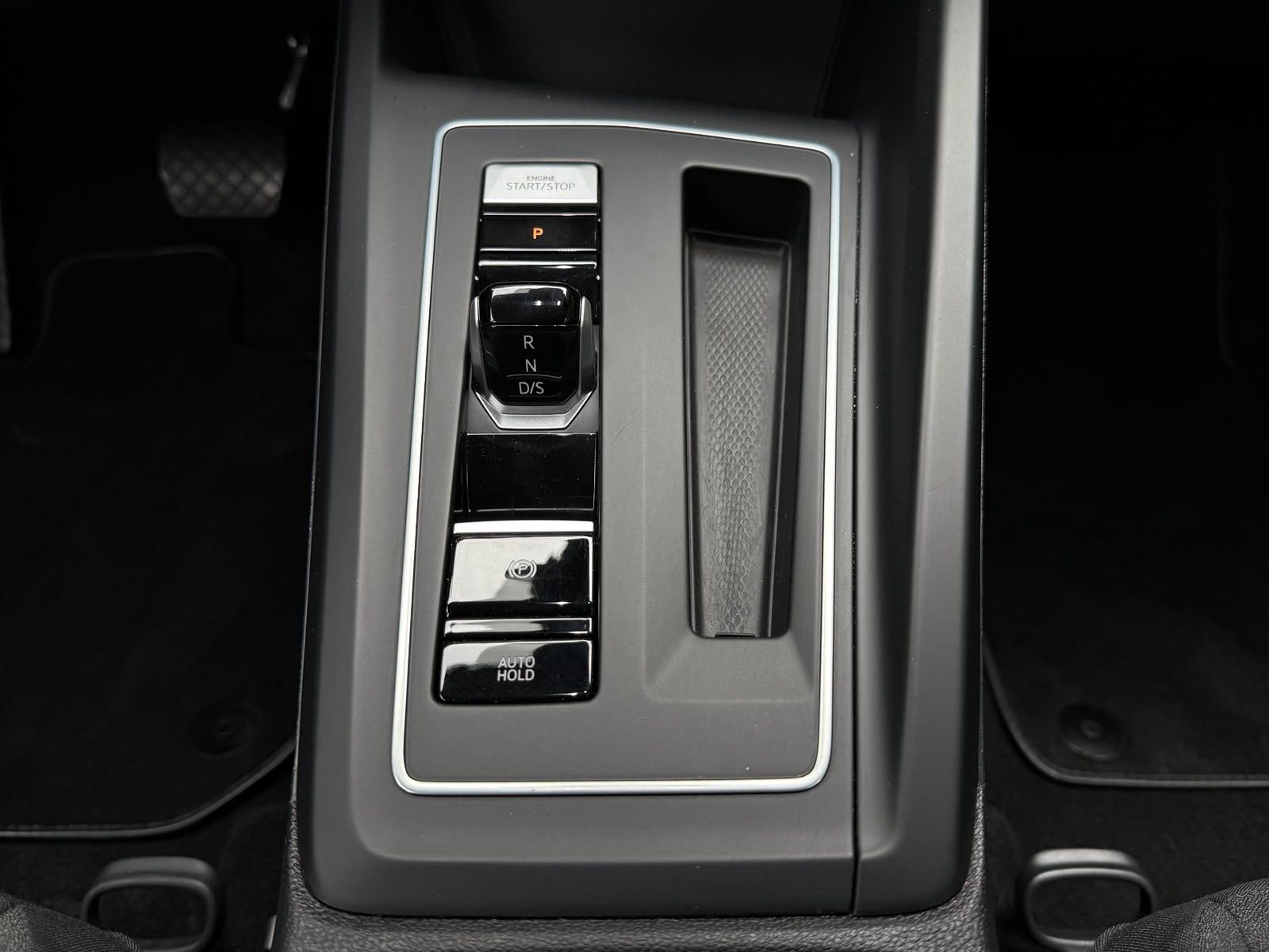 Fahrzeugabbildung Volkswagen Golf 2.0 TDI DSG LIFE LED+KAM+ACC+SHZ+CARPL+AMBI