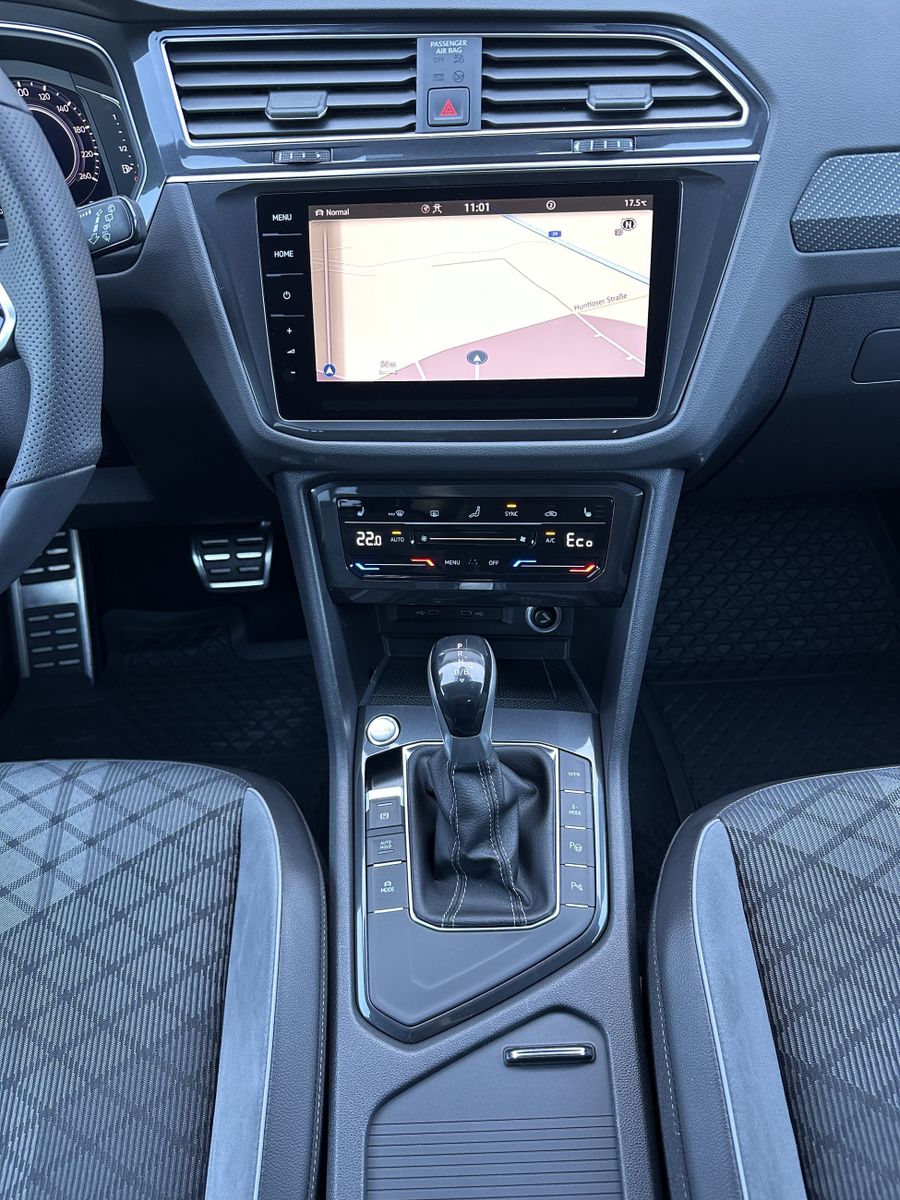 Fahrzeugabbildung Volkswagen Tiguan eHybrid R-Line Black NAV+LED+ACC+20ZO+AHK