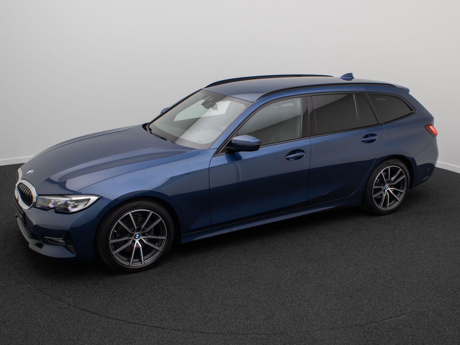 Fahrzeugabbildung BMW 320d SportLine Alarm DAB HiFi Komfort Kamera 18"