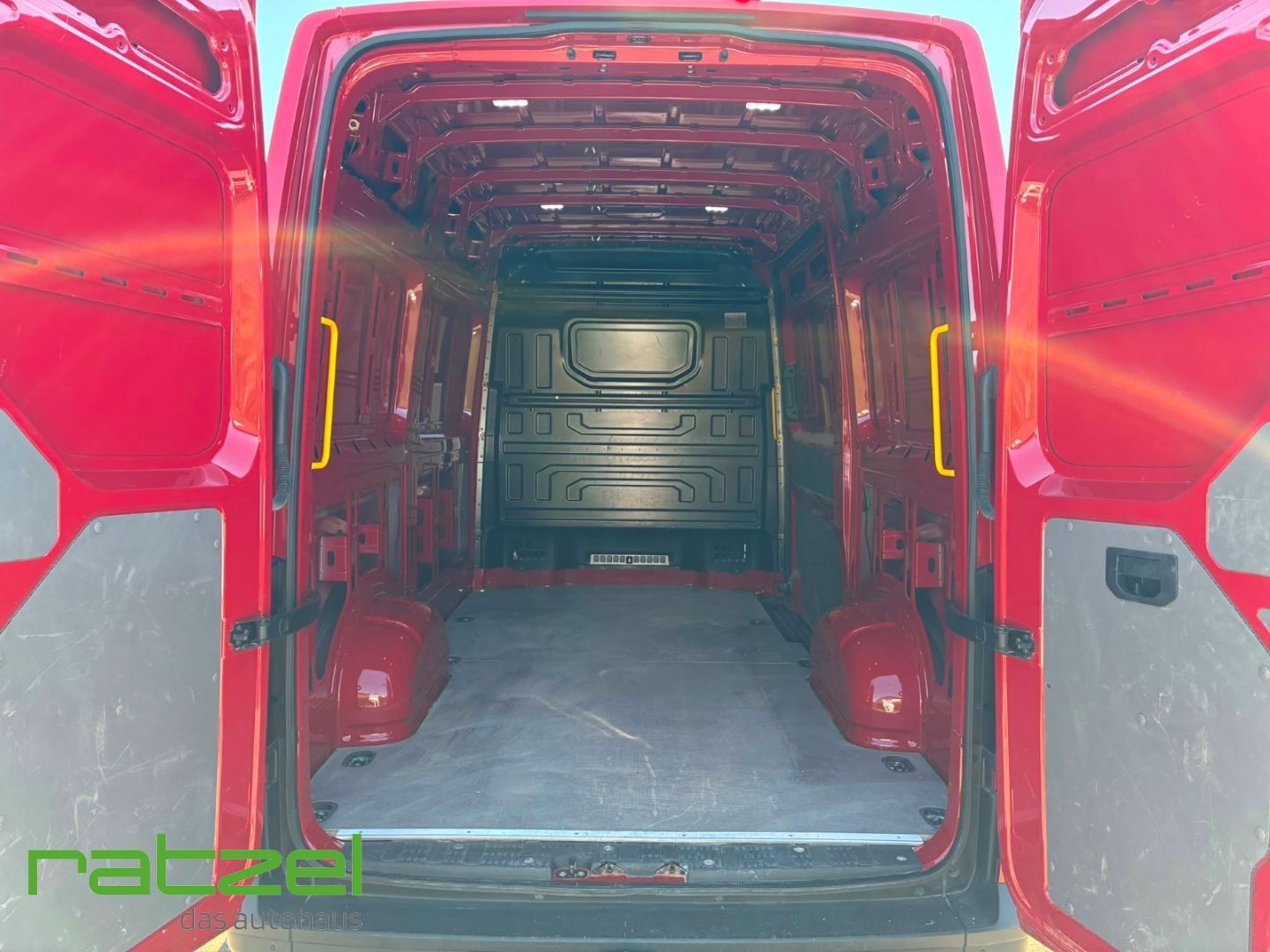 Fahrzeugabbildung Volkswagen Crafter Kasten Hochdach FWD 35 MR 2.0 TDI +AHK+P
