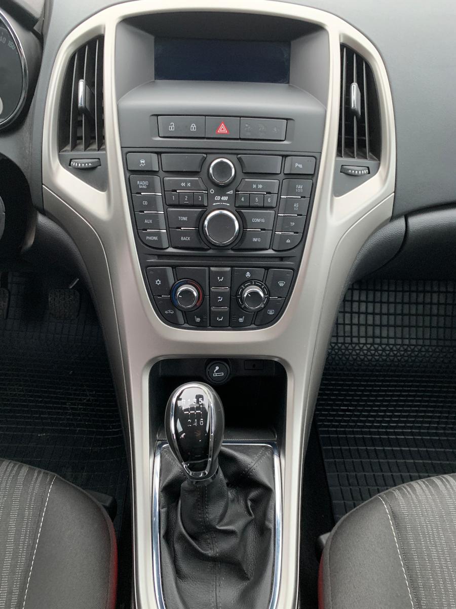 Opel Astra 2011 — photo 18