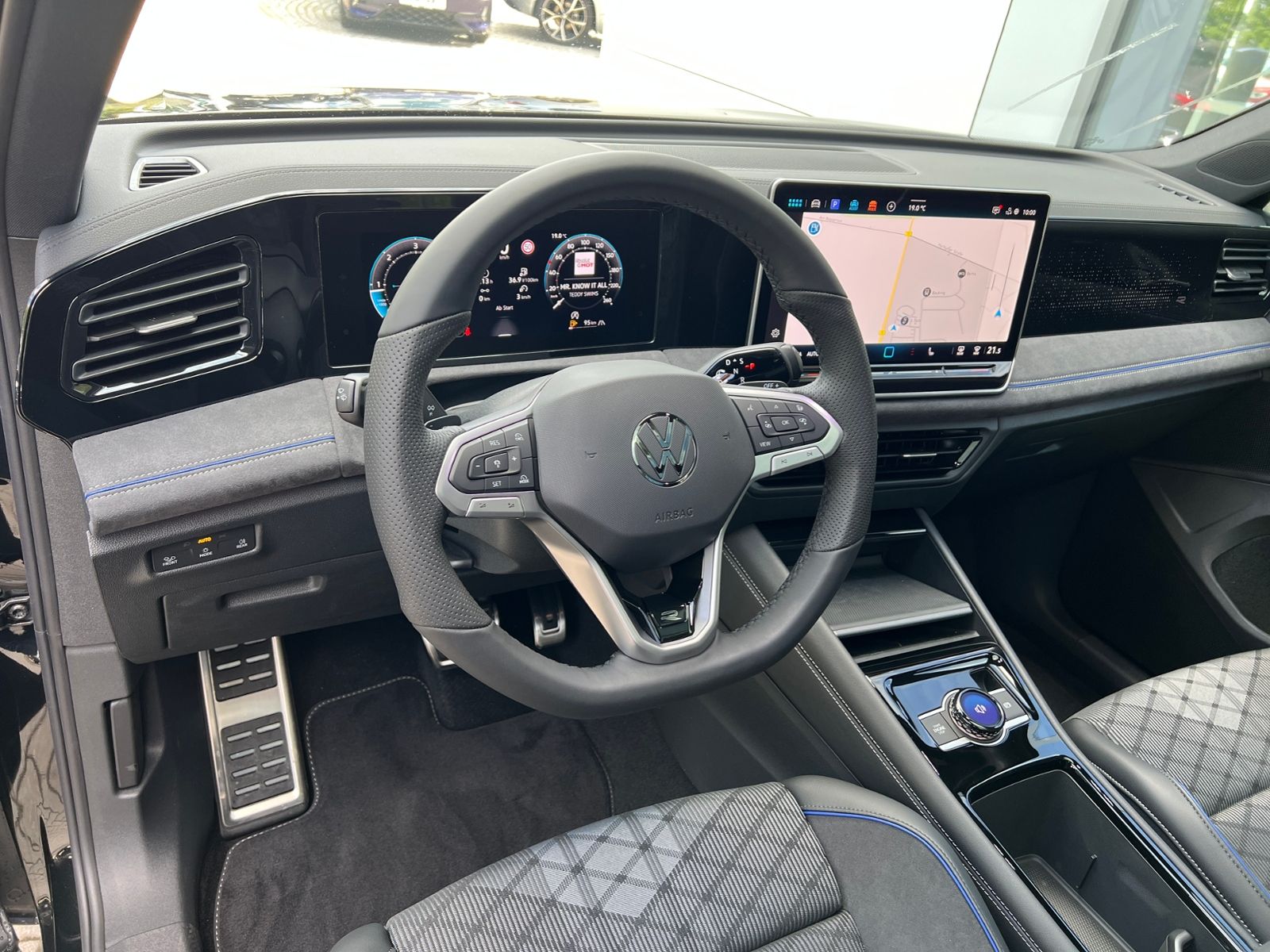 Fahrzeugabbildung Volkswagen Tiguan R-Line 2.0 TDI DSG 4MOTION *AHK, Navi, Pa