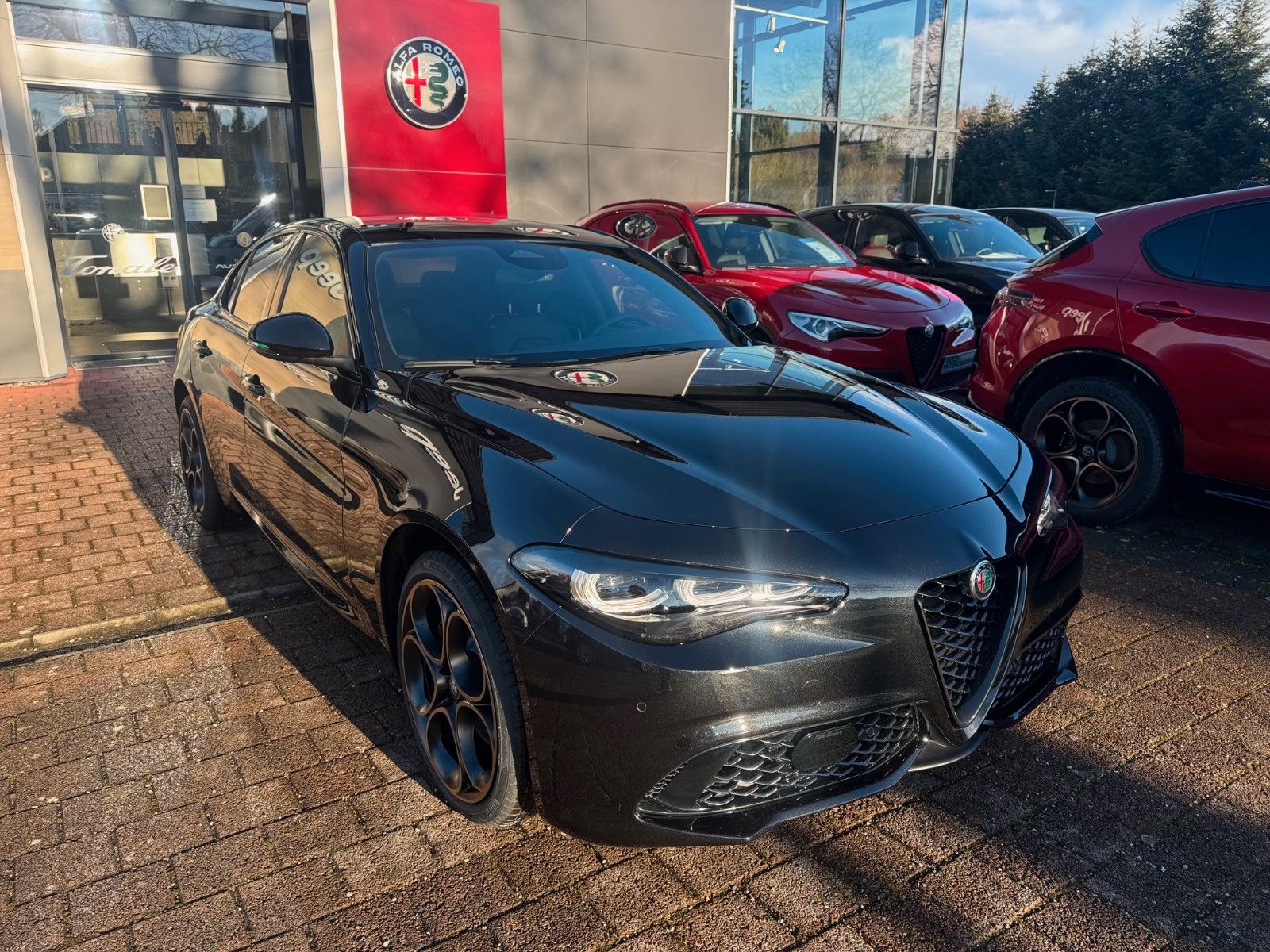 Fahrzeugabbildung Alfa Romeo Giulia INTENSA 280PS AT8 Q4 LEDER GLASDACH KAMER